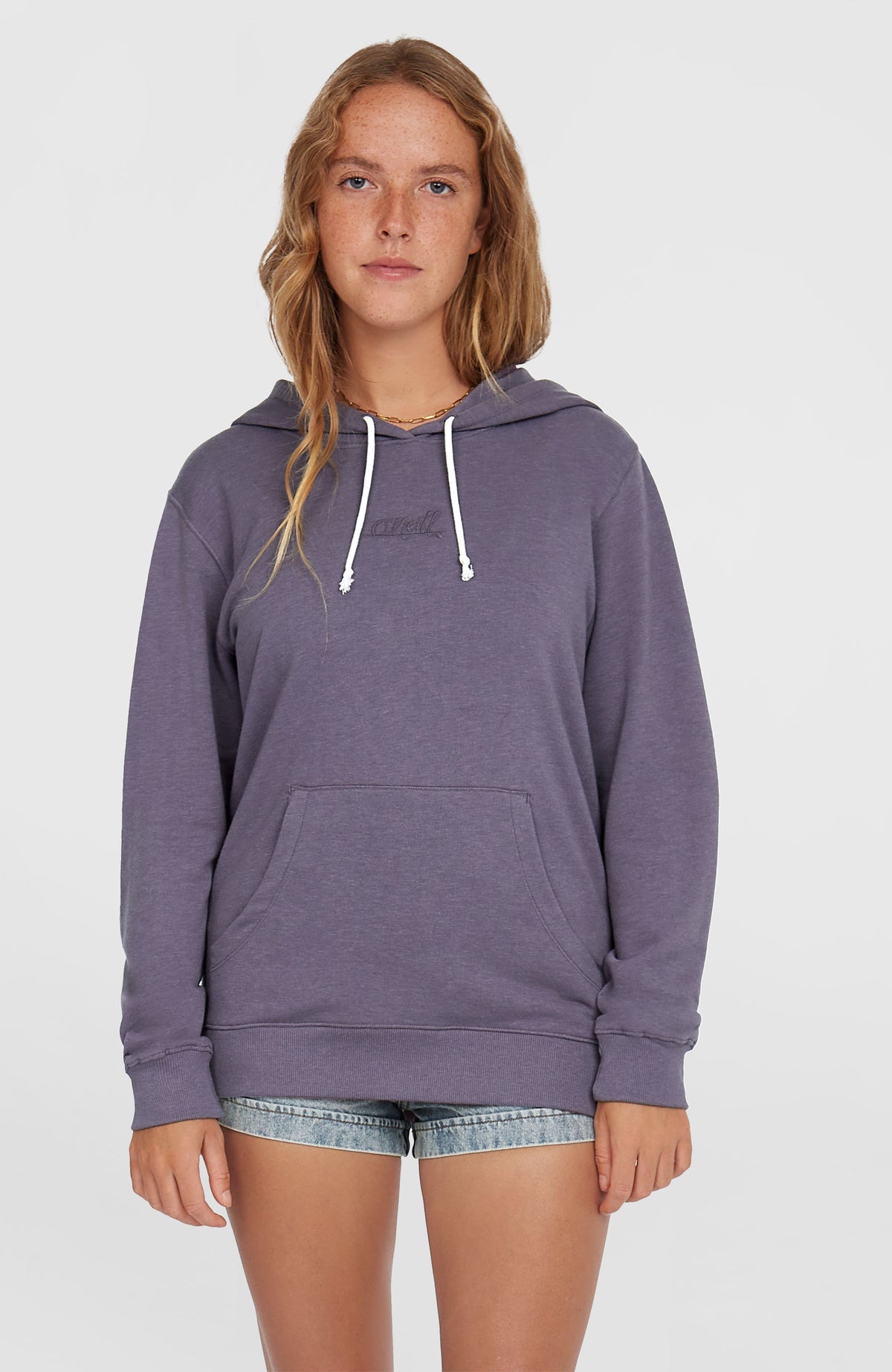 O'Neill Essentials O'Neill Script Hoodie für Damen, lila, Vorderansicht am Model mit Kängurutasche