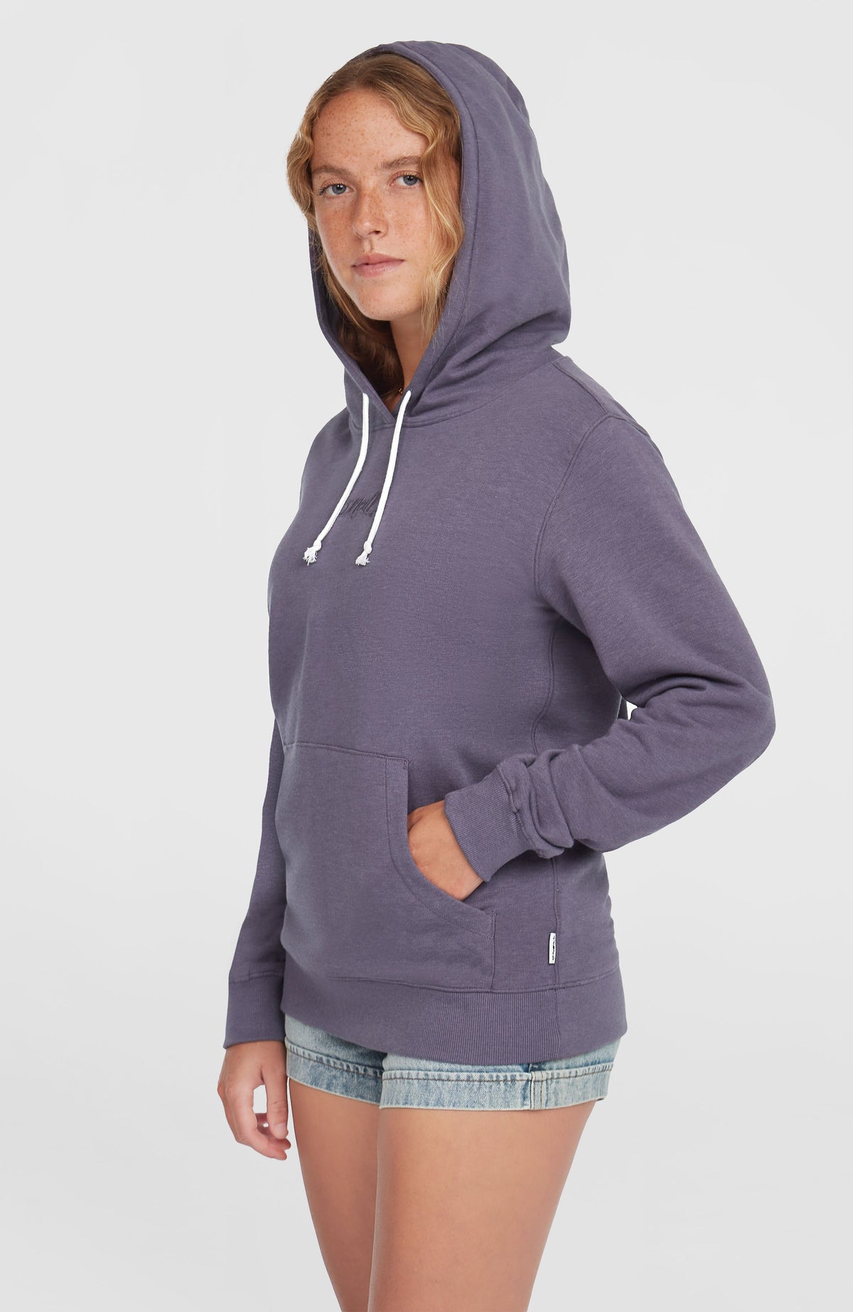 Essentials O'Neill Script Hoodie für Damen, lila, Dreiviertelansicht am Model mit aufgesetzter Kapuze