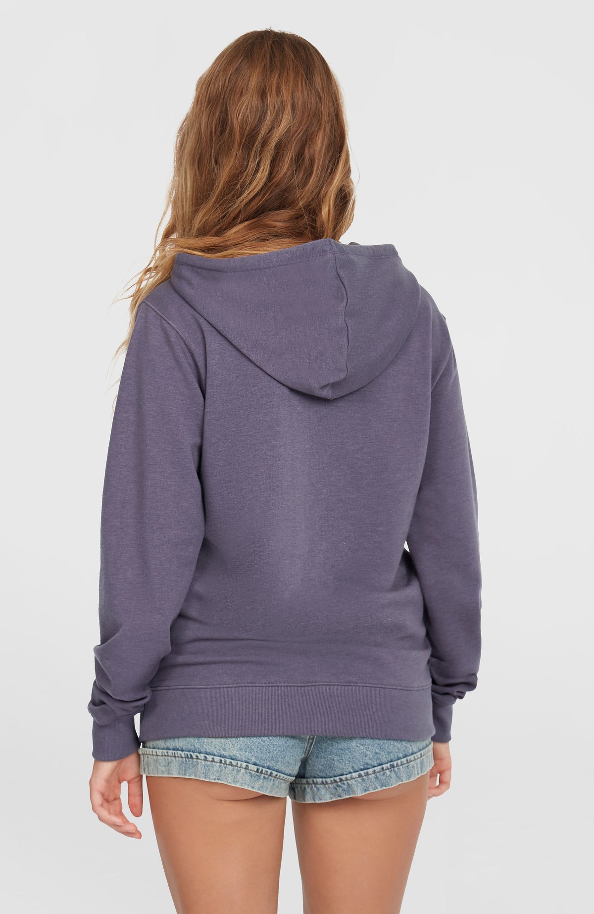 Essentials O'Neill Script Hoodie für Damen, lila, Rückansicht am Model mit Kapuze und geripptem Saum