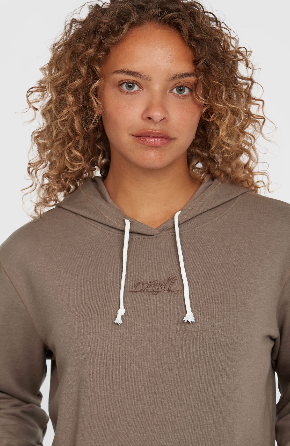 Nahaufnahme von Kragen und Kordelzug am braunen Essentials O'Neill Script Hoodie