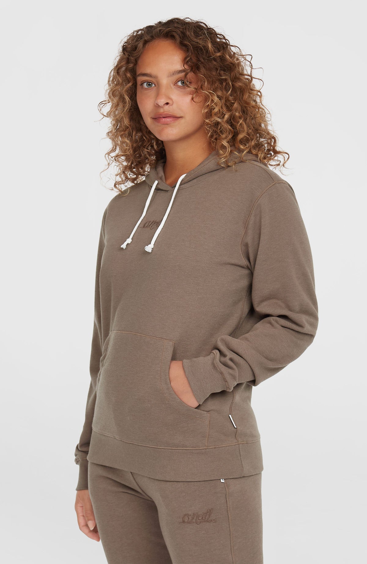 Essentials O'Neill Script Hoodie für Damen, braun, Halbprofil am Model mit Kängurutasche