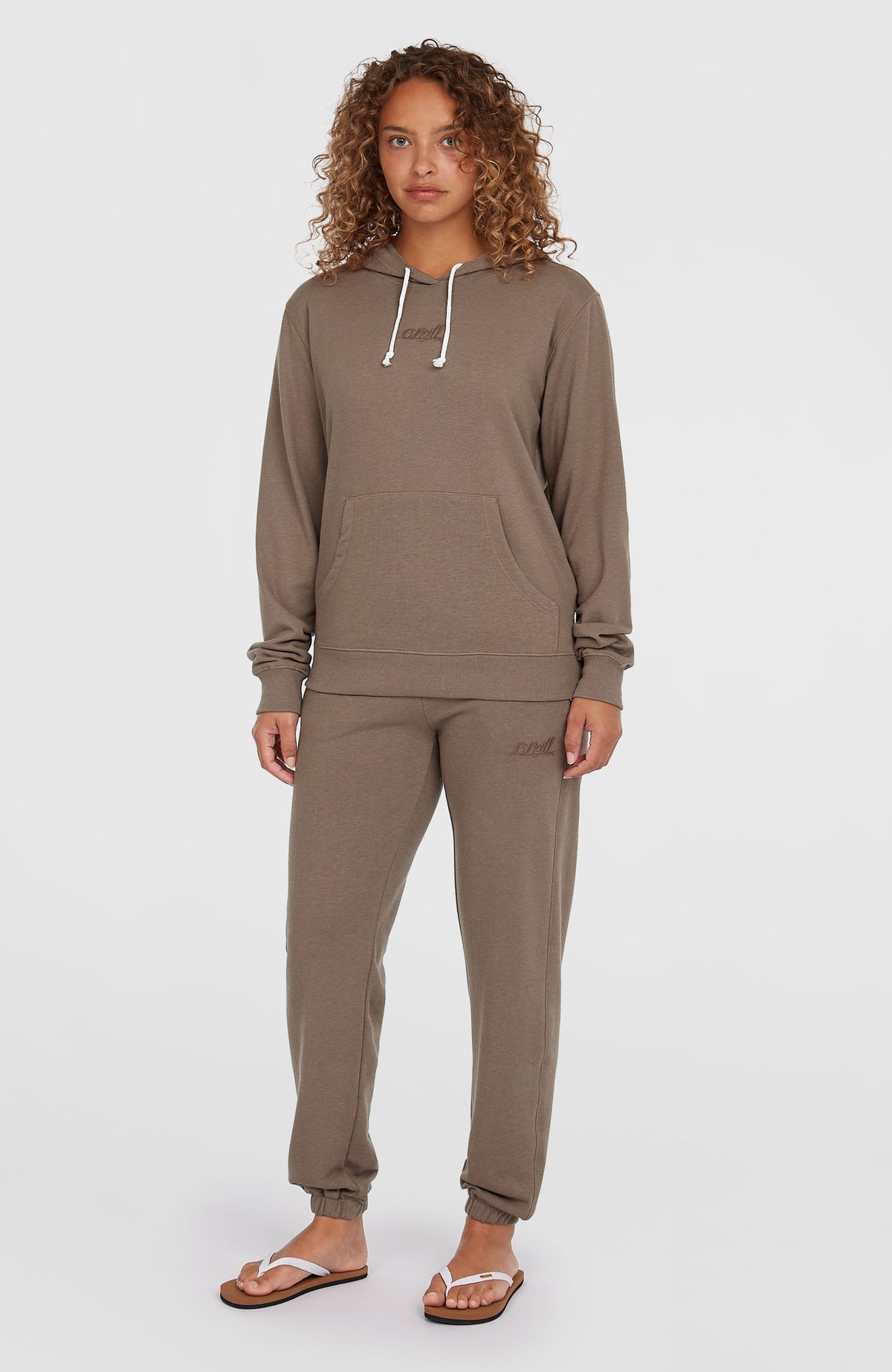 Essentials O'Neill Script Hoodie für Damen, braun, Ganzkörperansicht am Model