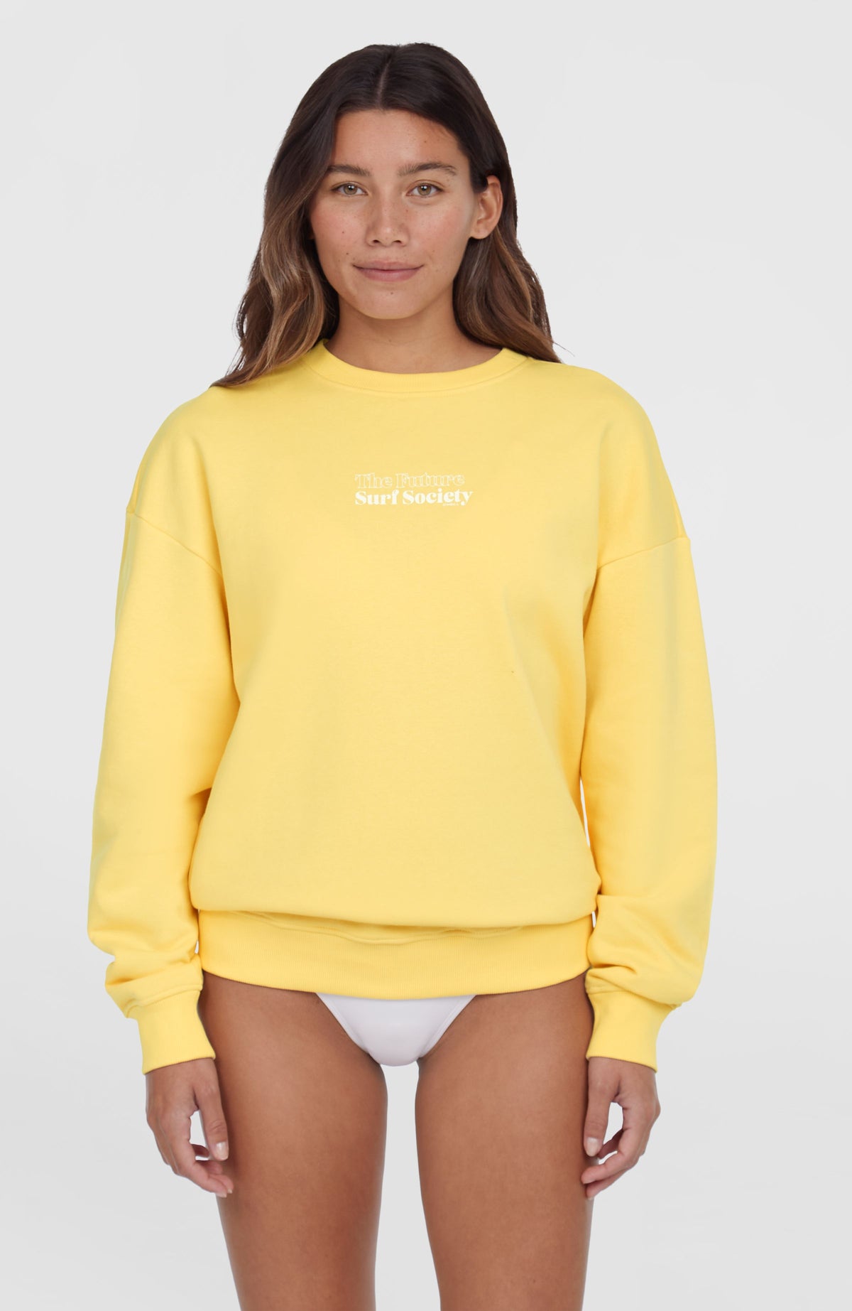 O'Neill Future Surf Crew Sweatshirt für Damen, gelb mit Logo-Print in Weiß, Vorderansicht am Model