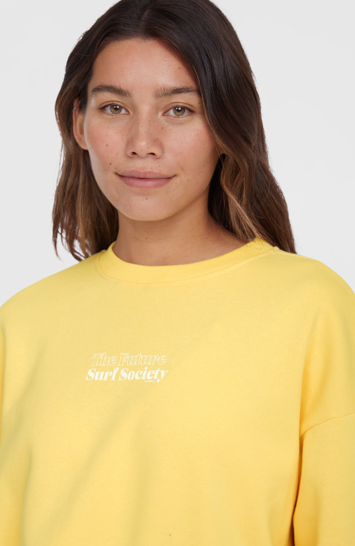 Future Surf Crew Sweatshirt für Damen, gelb mit Logo-Print in Weiß, Nahaufnahme am Rundhalsausschnitt