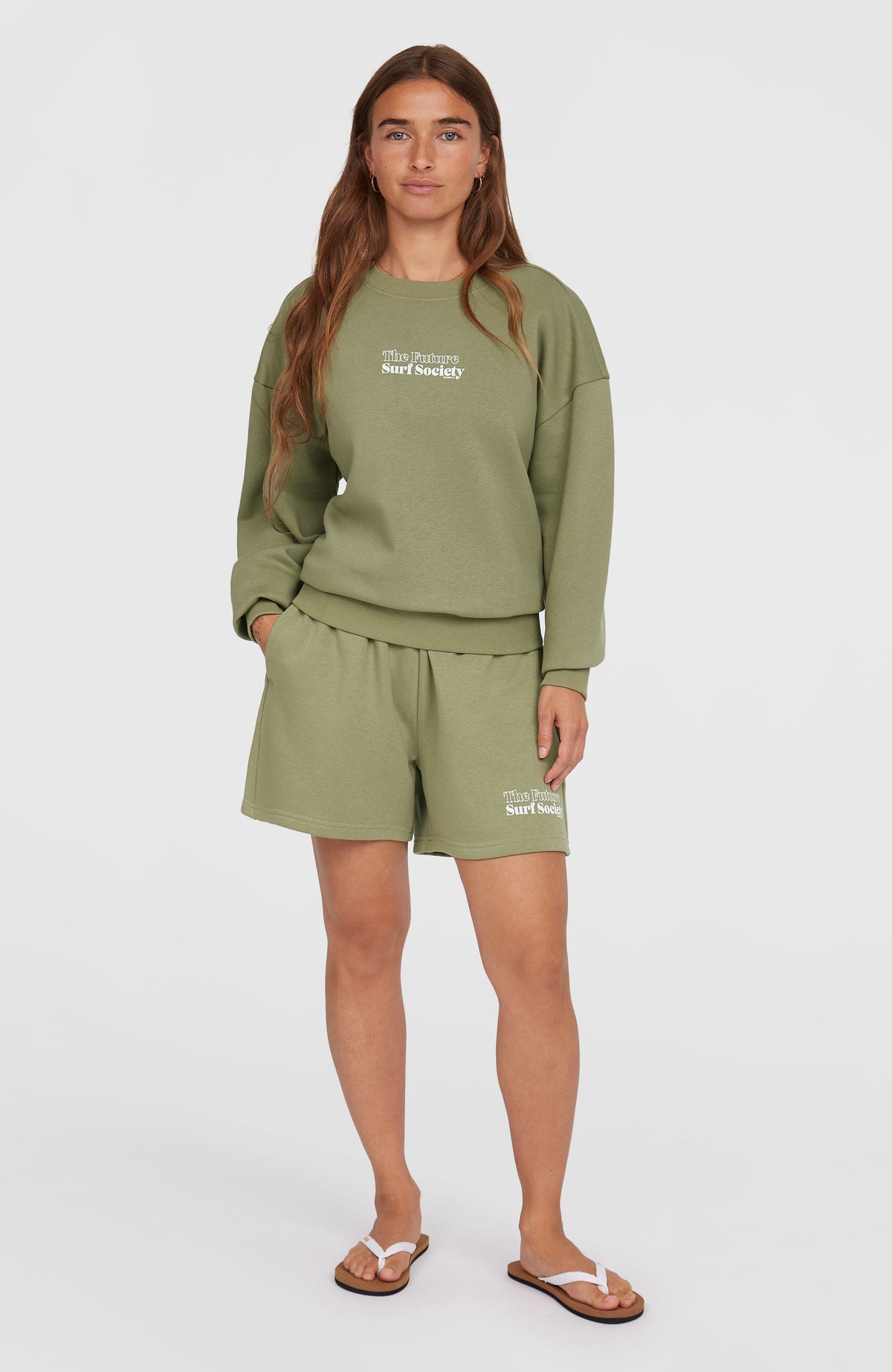 Future Surf Crew Sweatshirt für Damen, grün mit Logo-Print in Weiß, stehend am Model von vorne