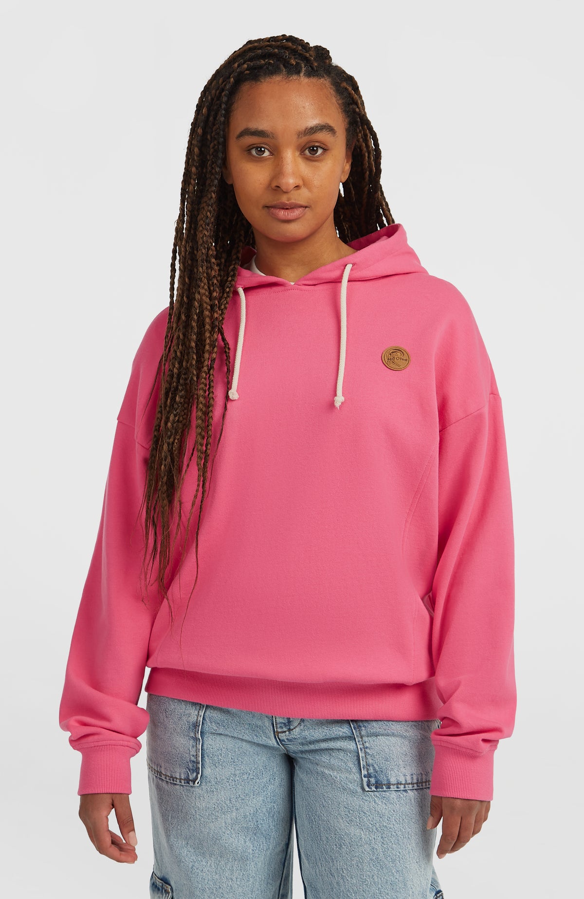 O'Riginals Oversized Hoodie für Damen, pink, Vorderansicht am Model mit rundem Logo-Patch und Kordelzug