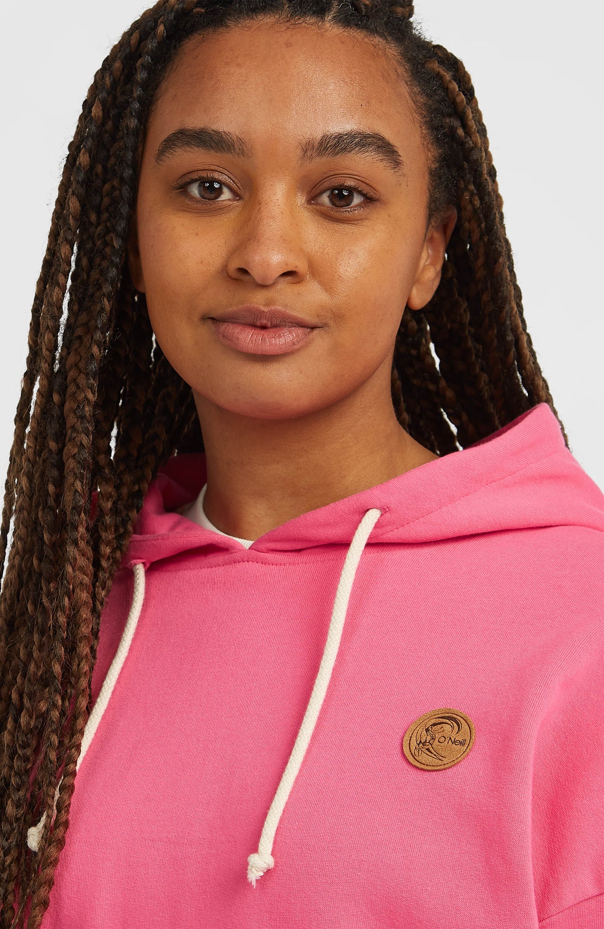 O'Riginals Oversized Hoodie für Damen, pink, Nahaufnahme von Kapuze, hellem Kordelzug und Logo-Patch