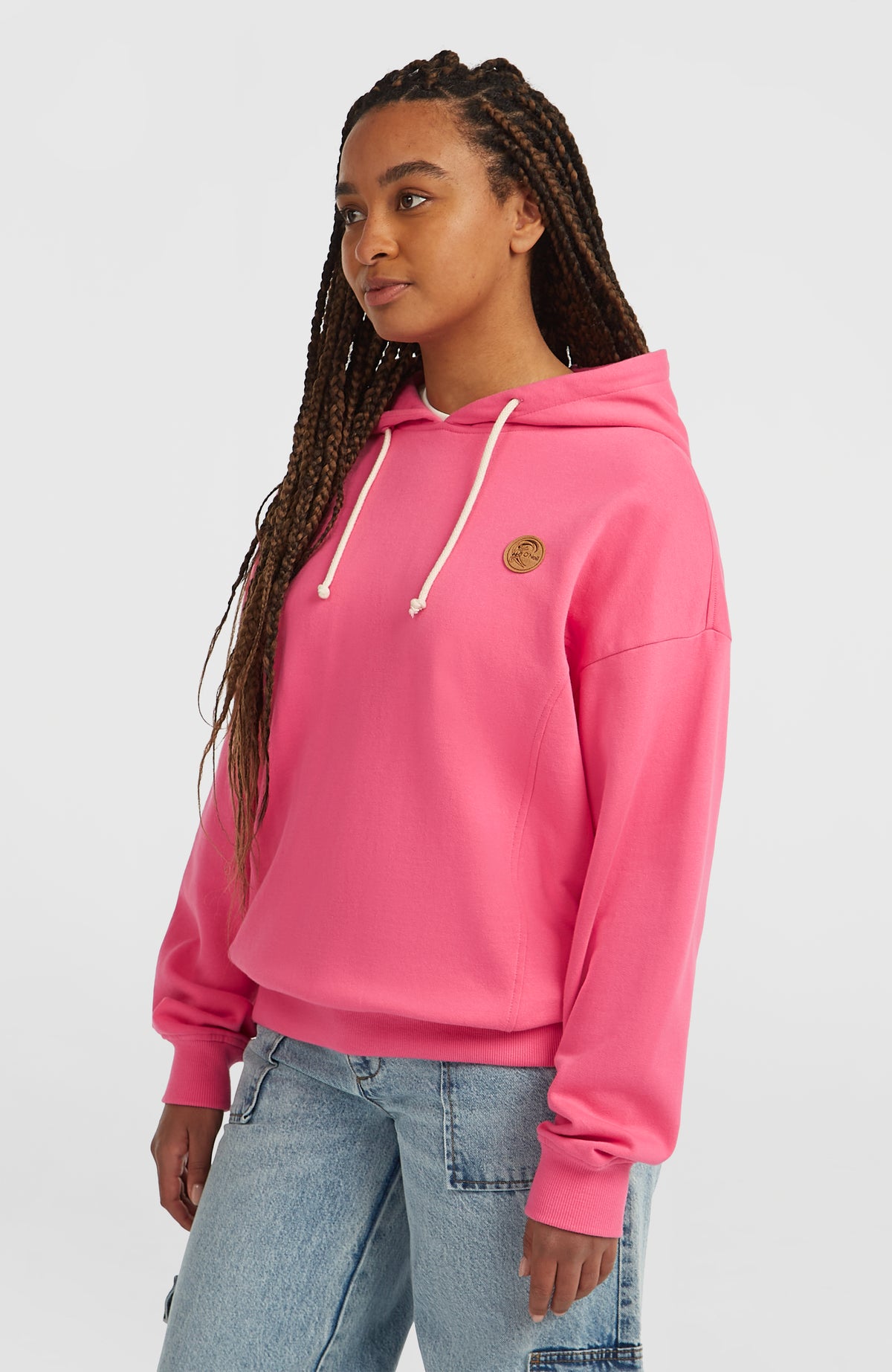 O'Riginals Oversized Hoodie für Damen, pink, leicht schräge Vorderansicht am Model mit weitem Schnitt