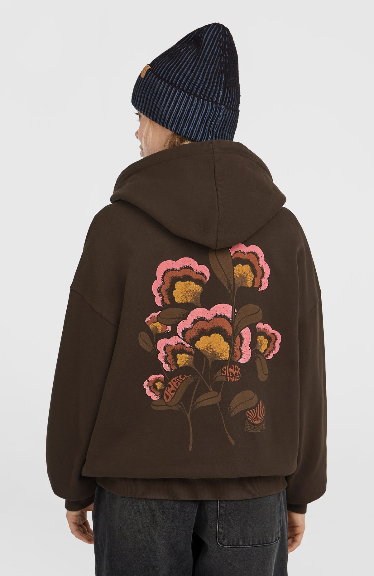 O'Neill O'Riginals Oversized Hoodie für Damen, braun mit Blumen-Print in Pink und Gelb, Rückansicht am Model