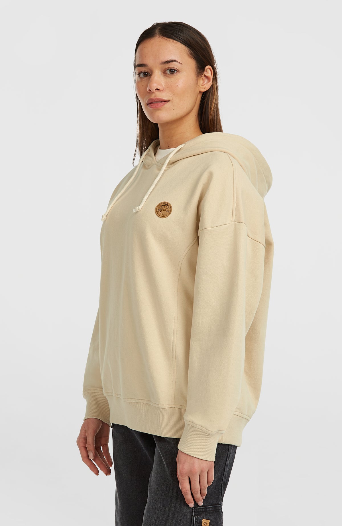 O'Riginals Oversized Hoodie für Damen, beige, Seitenansicht am Model mit überschnittenen Schultern