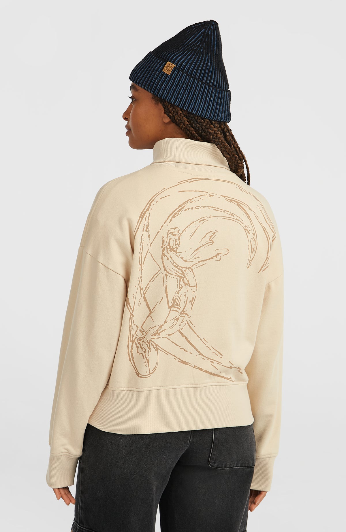 O'Neill O'Riginals Crew Sweatshirt mit hohem Kragen für Damen, beige, Rückansicht am Model mit Grafik-Print