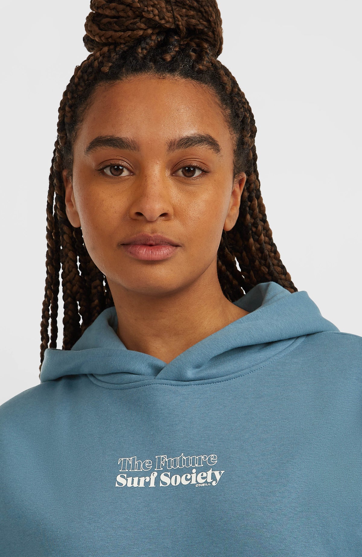 Nahaufnahme von Kragen und Logo-Print des blauen Future Surf Society Hoodie für Damen am Model