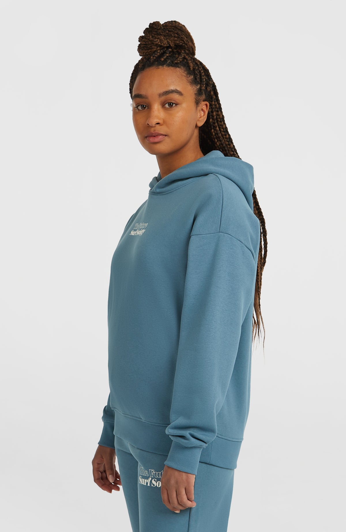 Future Surf Society Hoodie für Damen, blau, Halbprofilansicht am Model mit Kapuze