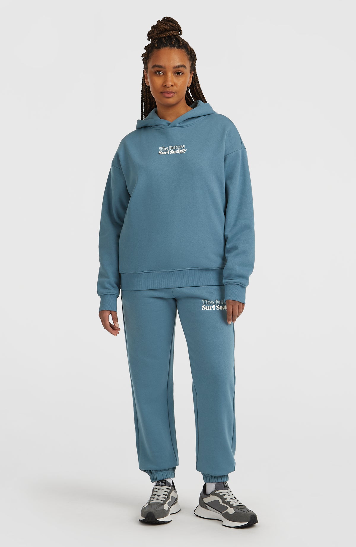 Future Surf Society Hoodie für Damen, blau mit Logo-Print in Weiß, Gesamtansicht am Model