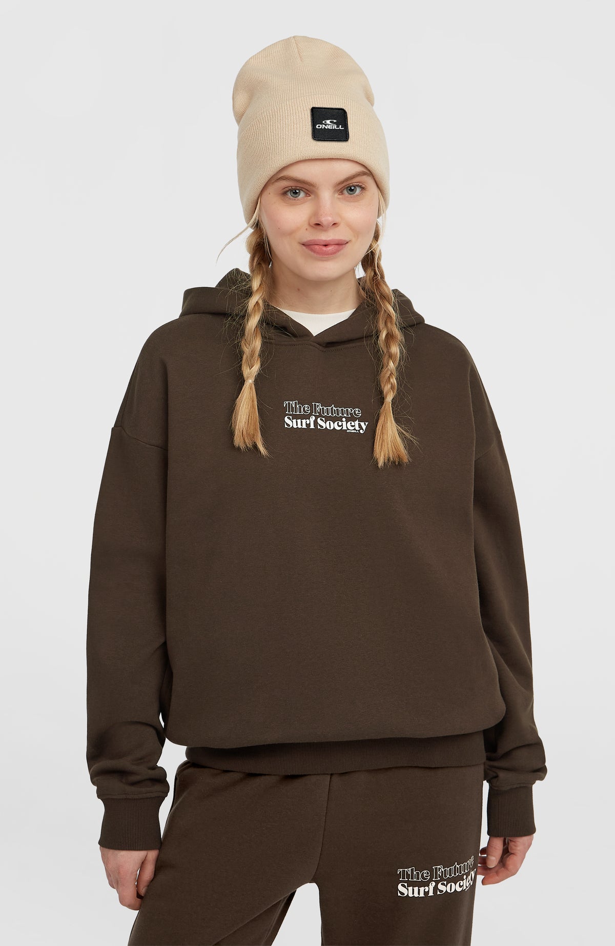 O'Neill Future Surf Society Hoodie für Damen, braun mit Logo-Print in Weiß, Vorderansicht am Model