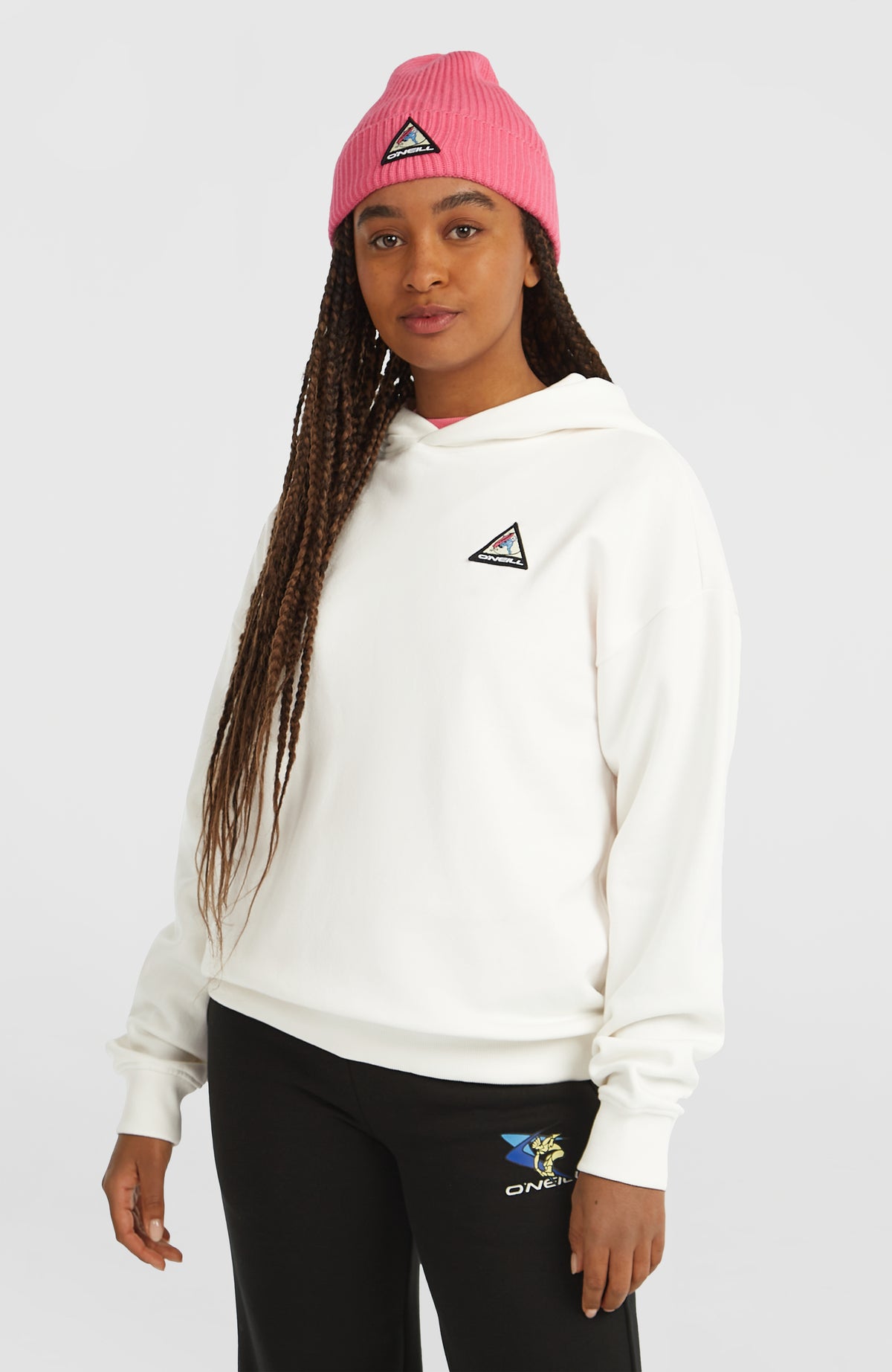 O'Neill FWC'Play Hoodie für Damen, weiß mit Logo-Print in Blau und Pink, Vorderansicht, getragen am Model