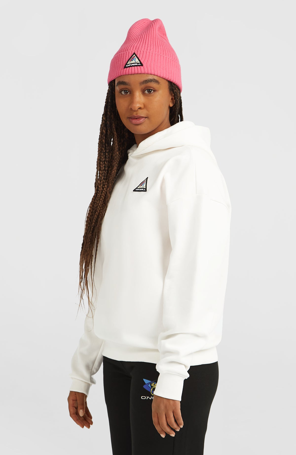 FWC'Play Hoodie für Damen, weiß mit Logo-Print in Blau und Pink, Dreiviertelansicht von der Seite am Model