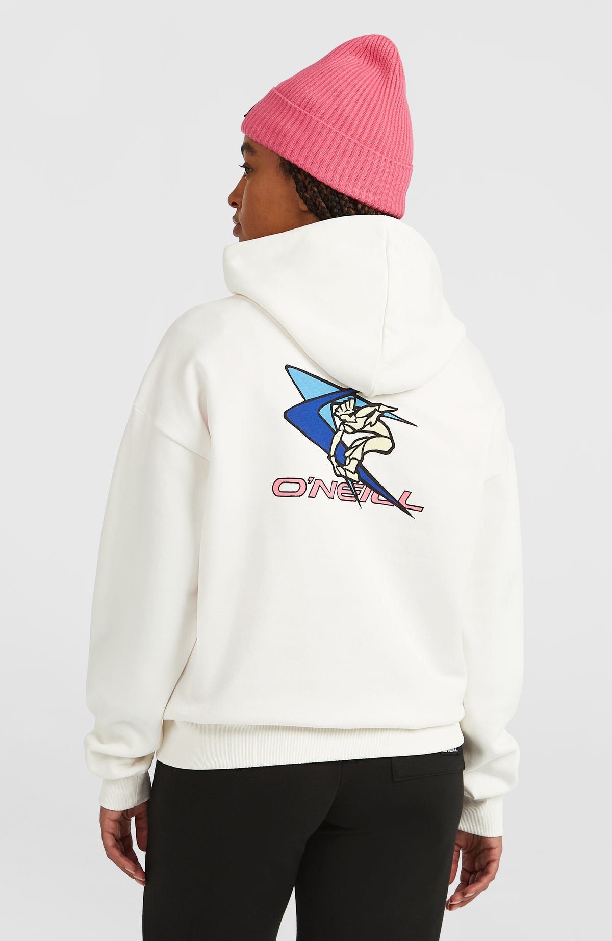 FWC'Play Hoodie für Damen, weiß mit Logo-Print in Blau und Pink, Rückansicht am Model mit großem Print auf der Rückseite