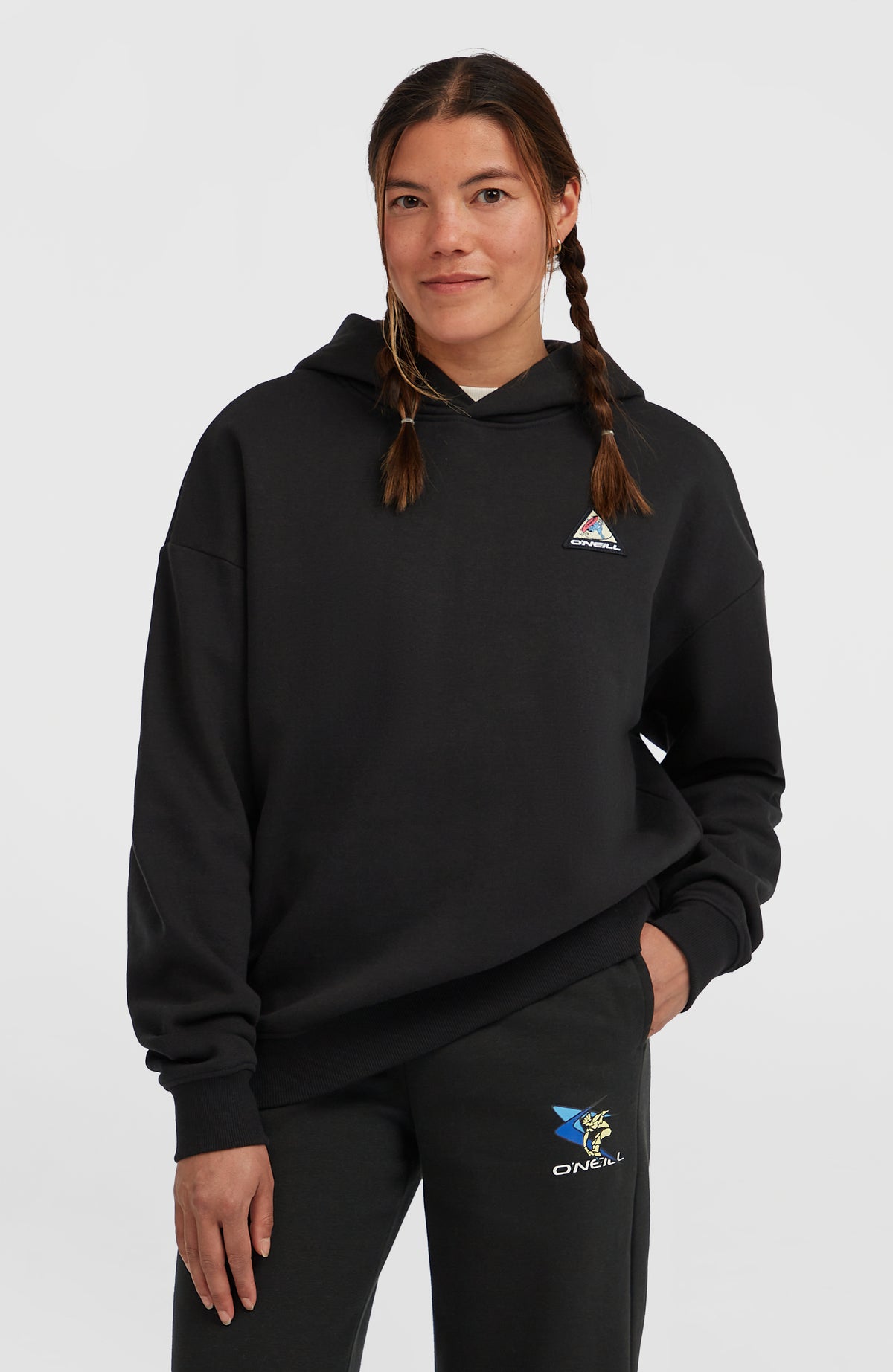 O'Neill FWC'Play Hoodie für Damen, schwarz, Vorderansicht am Model mit Logo-Patch auf der Brust
