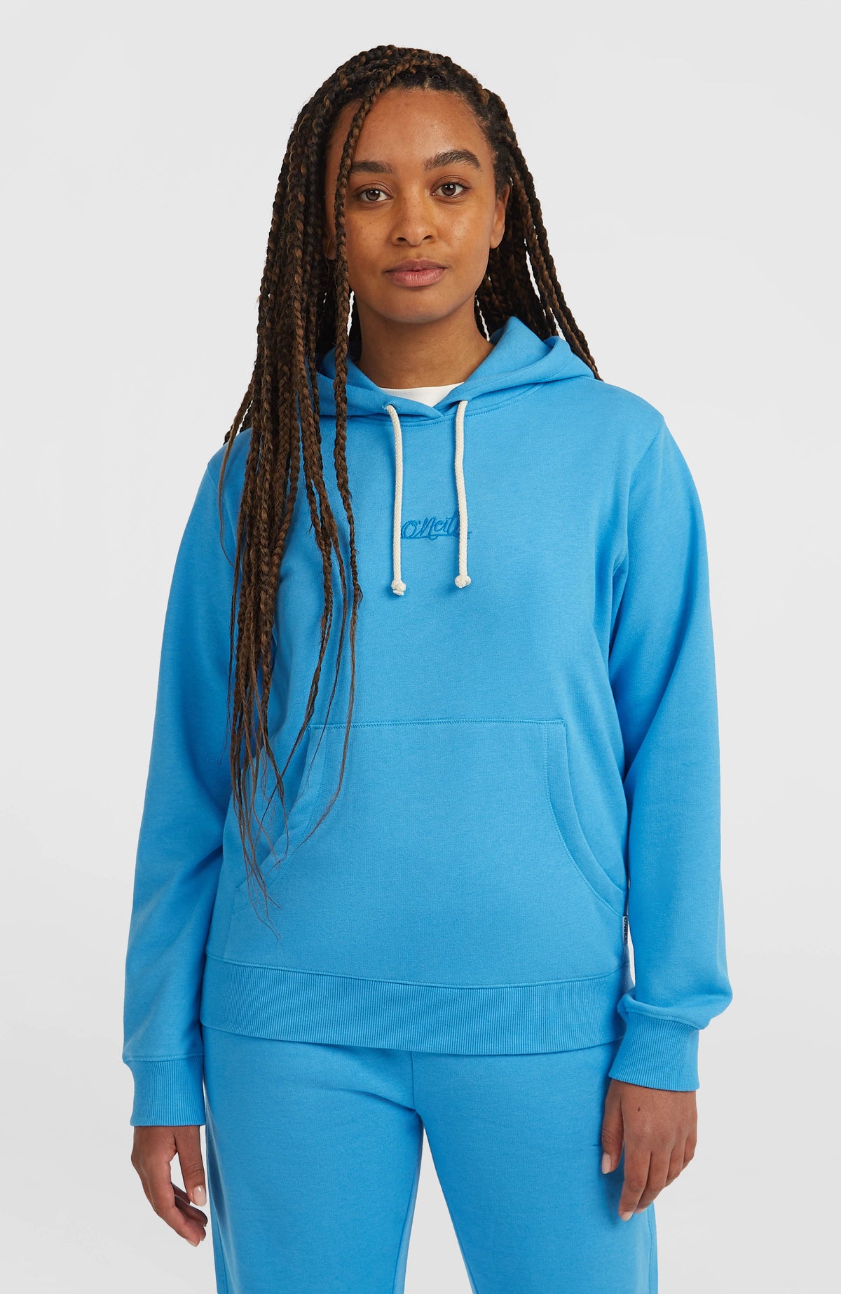 O'Neill Essentials Script Hoodie für Damen, blau, Vorderansicht am Model mit Kordelzug