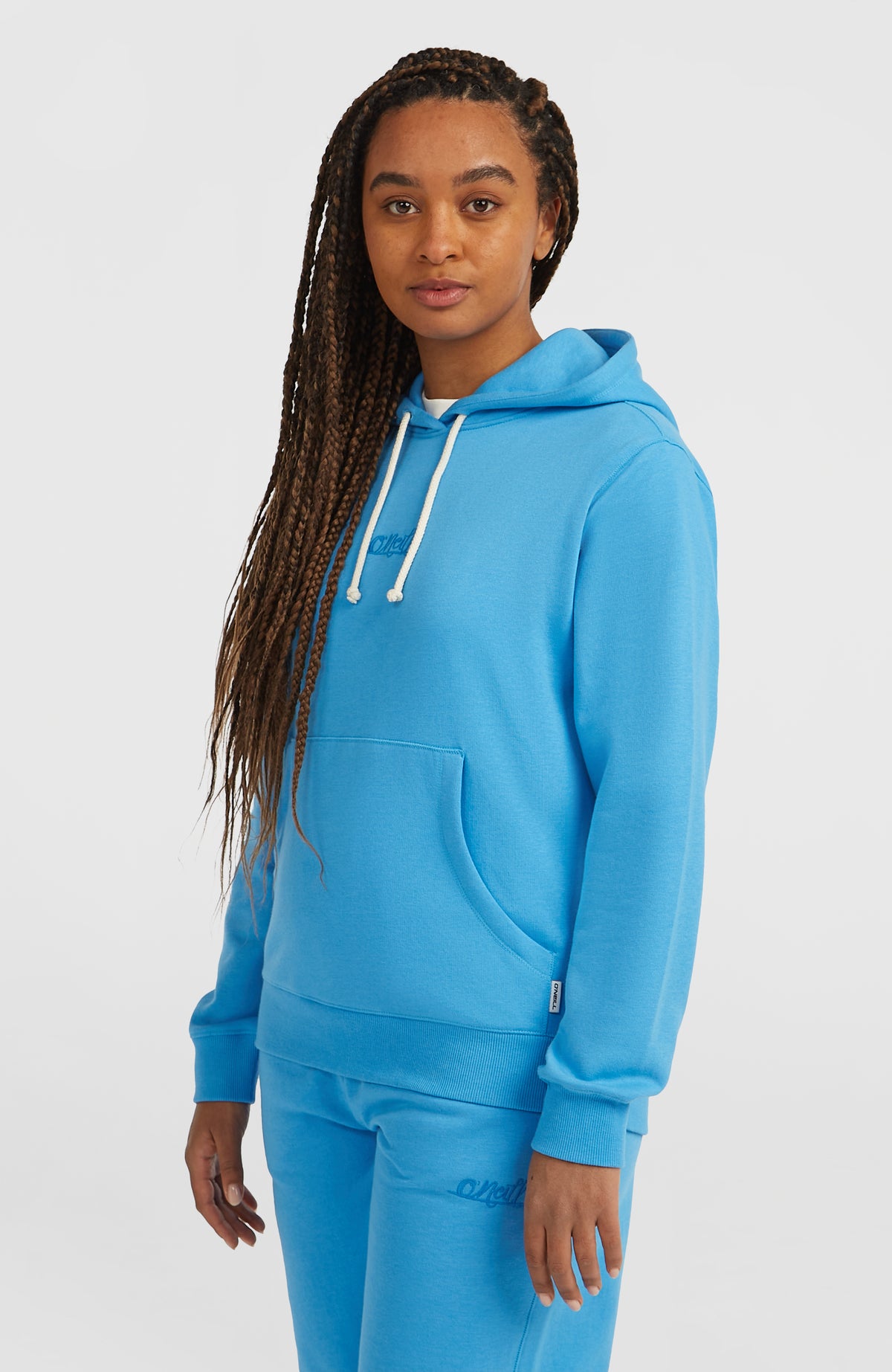 Essentials Script Hoodie für Damen, blau, Dreiviertelansicht am Model mit Kängurutasche
