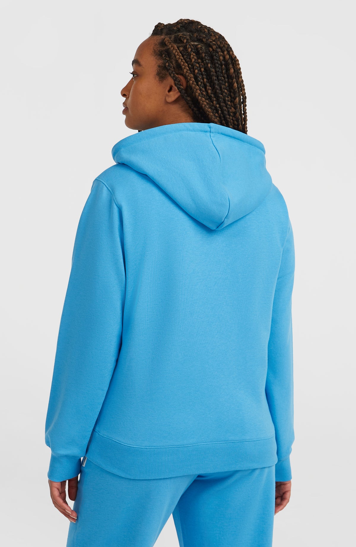 Essentials Script Hoodie für Damen, blau, Rückansicht am Model mit aufliegender Kapuze