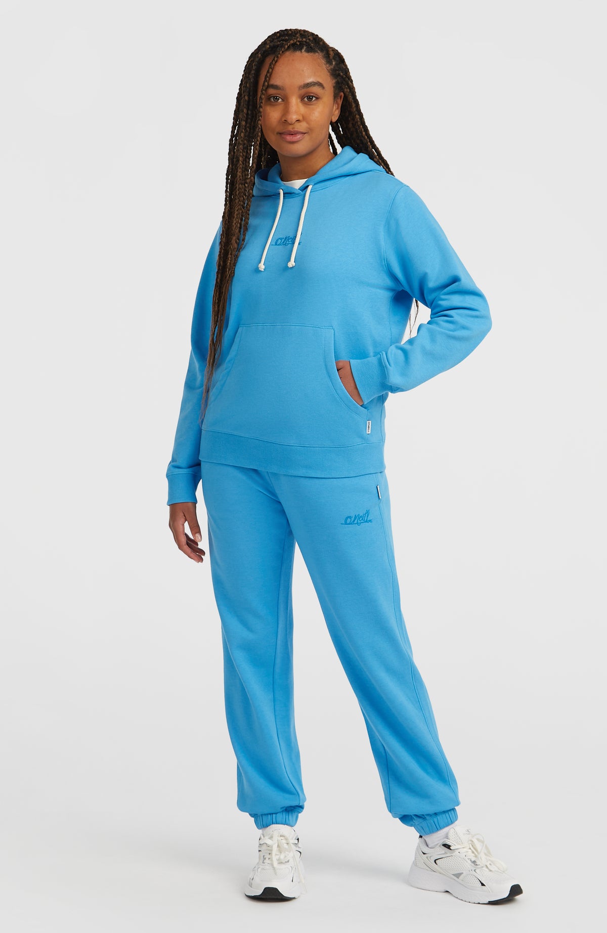 Essentials Script Hoodie für Damen, blau, Ganzkörperansicht am Model in passender Hose