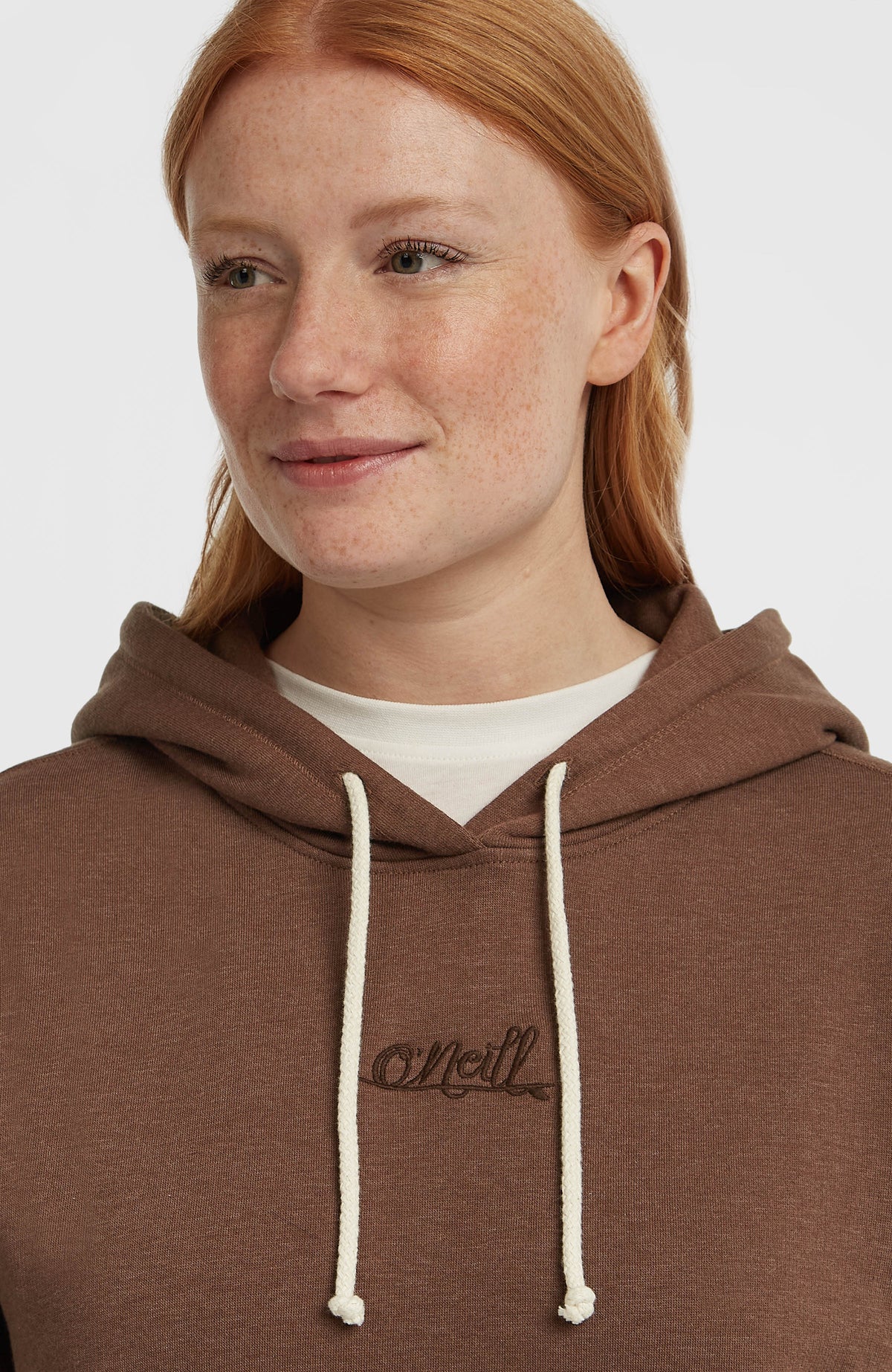 Nahaufnahme des braunen Essentials Script Hoodie mit Kordelzug und gesticktem Logo-Schriftzug