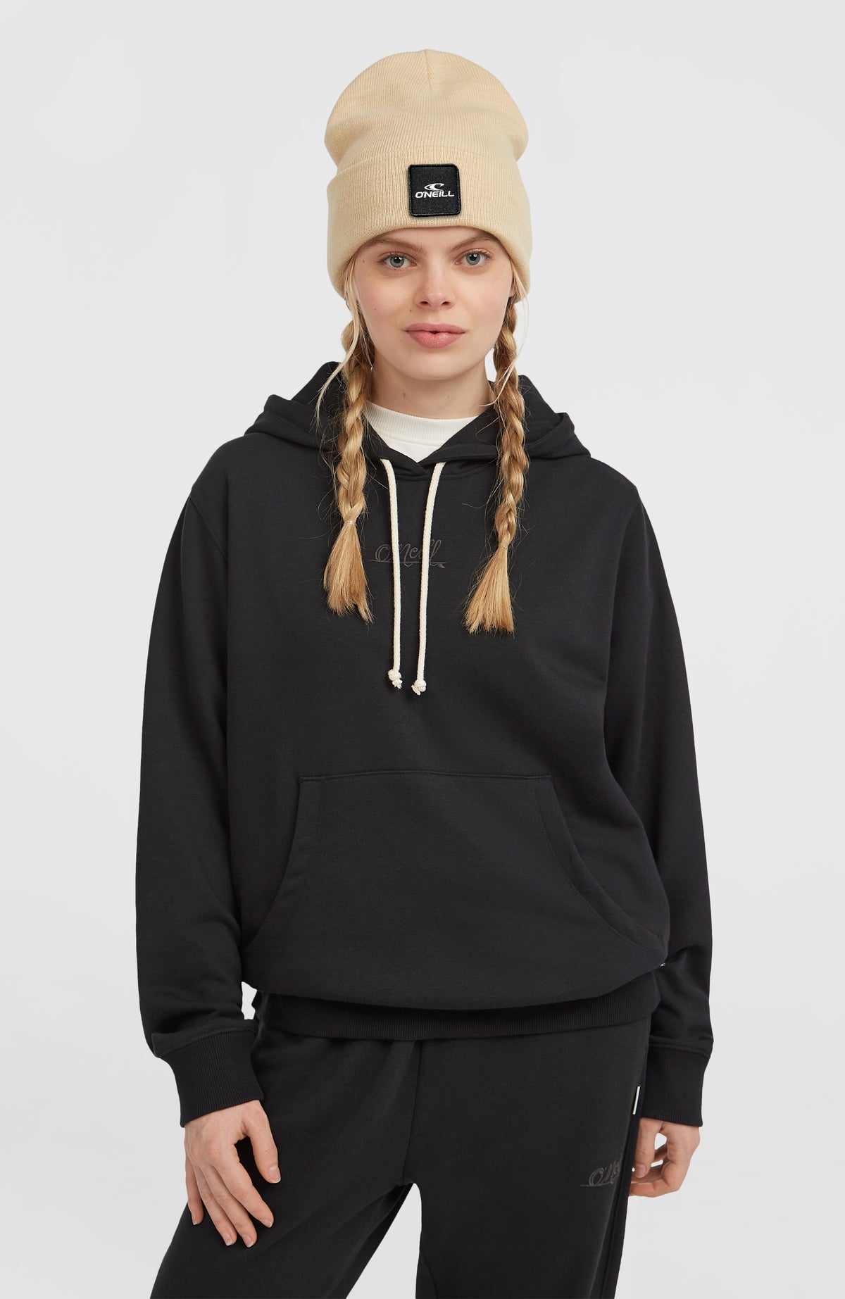 O'Neill Essentials Script Hoodie für Damen, schwarz, Vorderansicht getragen am Model, mit Kängurutasche und Kordelzug