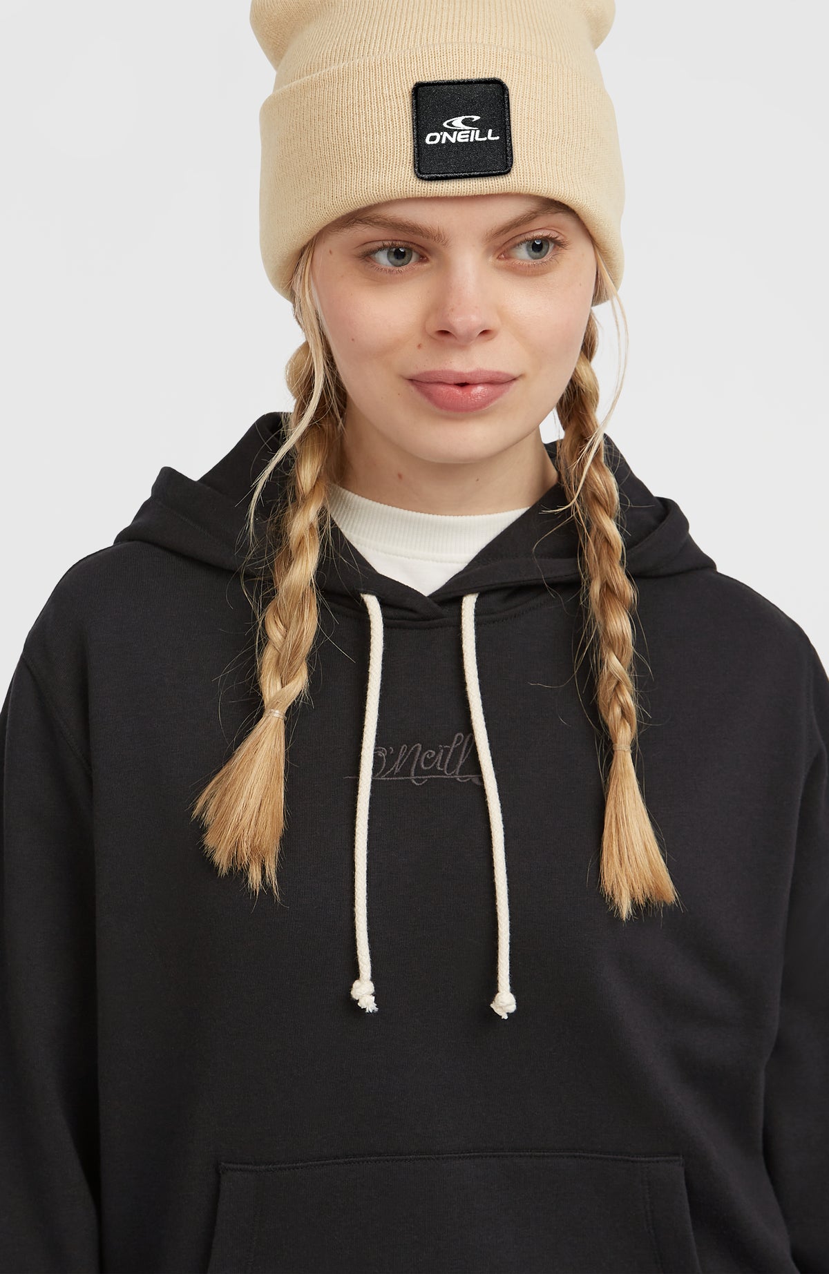 Essentials Script Hoodie für Damen, schwarz, Nahaufnahme am Model mit Kordelzug und tonaler Logo-Stickerei
