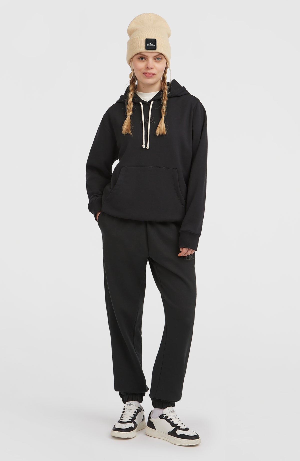 Essentials Script Hoodie für Damen, schwarz, Ganzkörperansicht getragen am Model mit Kängurutasche und Sweatpants