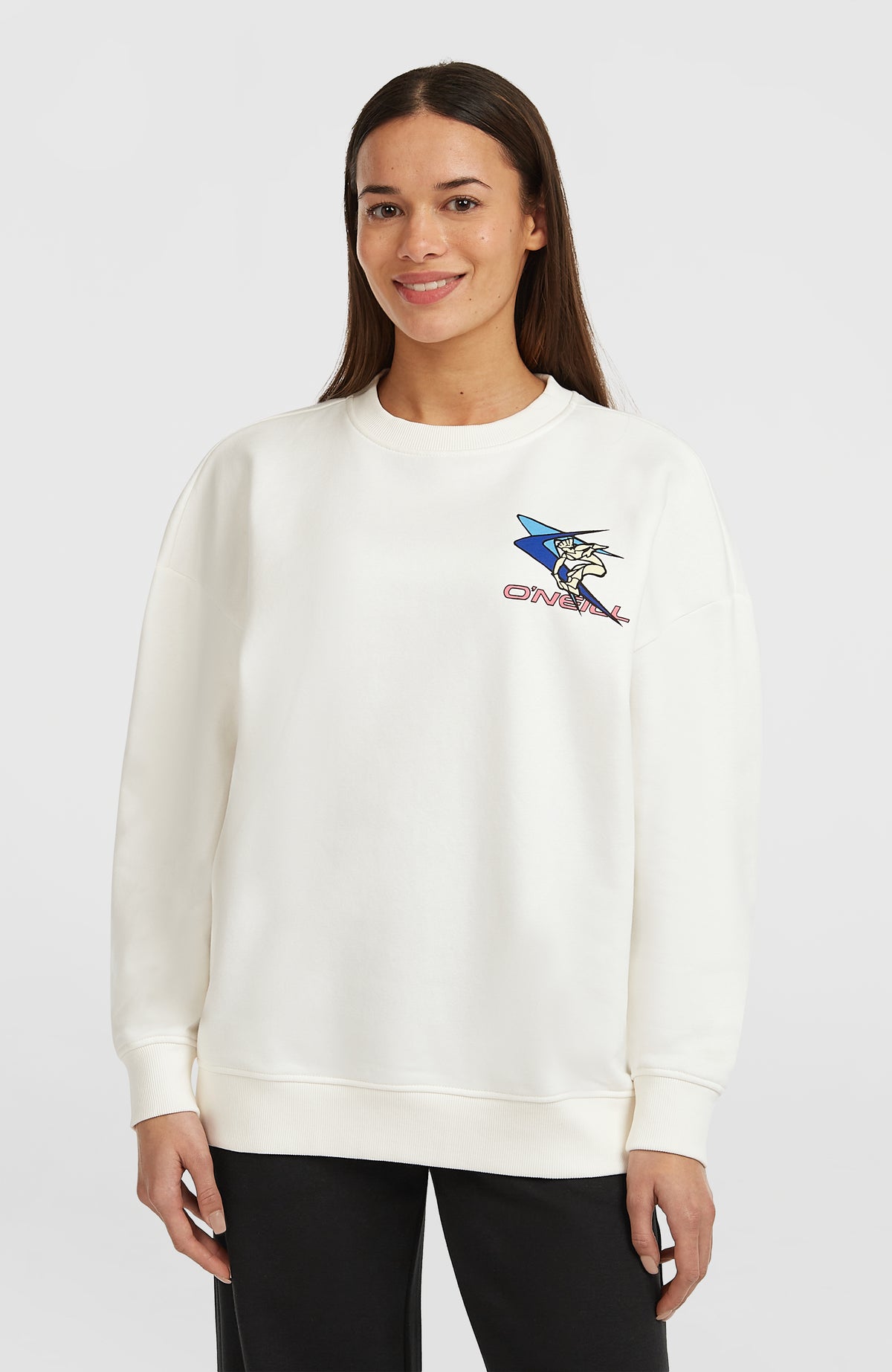 O'Neill FWC'Play Crew Sweatshirt für Damen, weiß mit Logo-Print in Blau und Rosa, getragen am Model, Vorderansicht