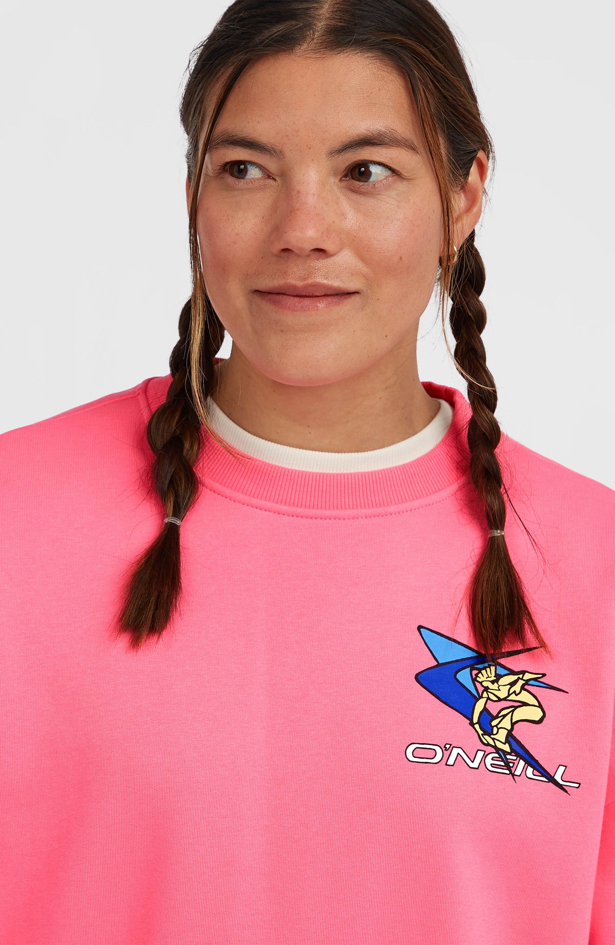 Nahaufnahme des pinken FWC'Play Crew Sweatshirts für Damen mit Rundhalsausschnitt und Logo-Print in Blau