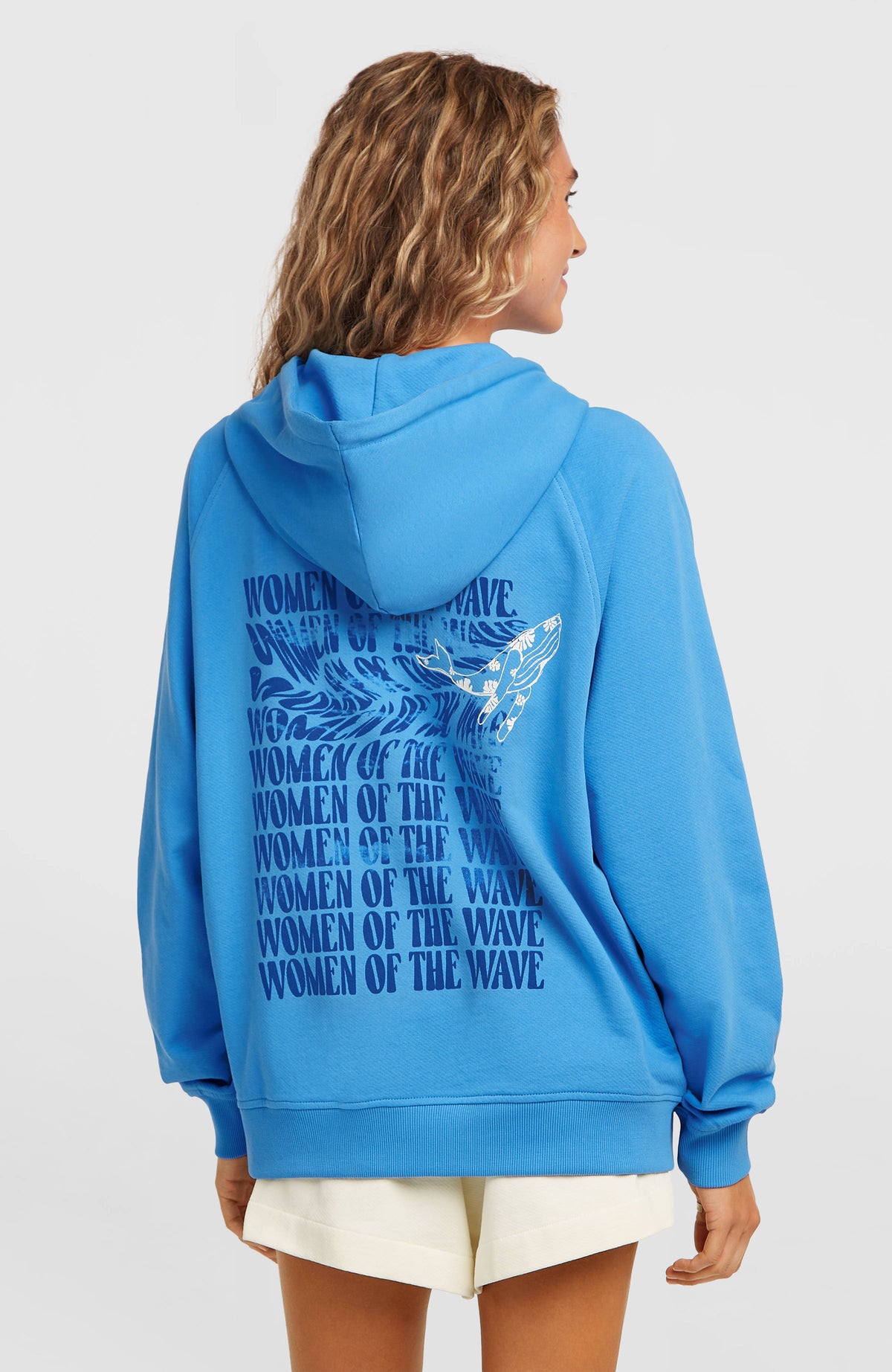 Women of the Wave Hoodie für Damen, blau, Rückansicht am Model mit großflächigem Rückenprint