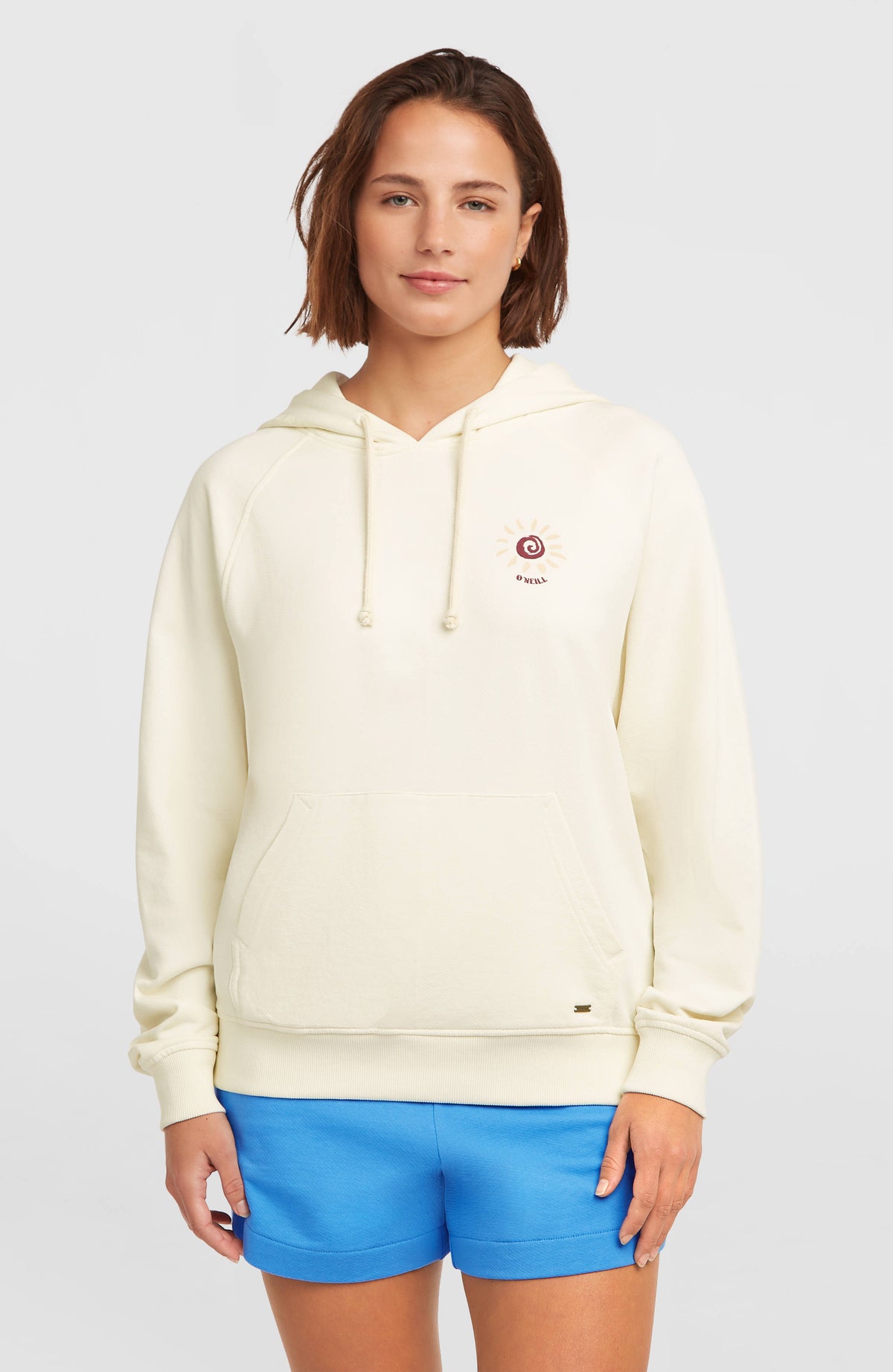 O'Neill Women of the Wave Hoodie für Damen, beige mit Grafik-Print in Weinrot, Vorderansicht am Model
