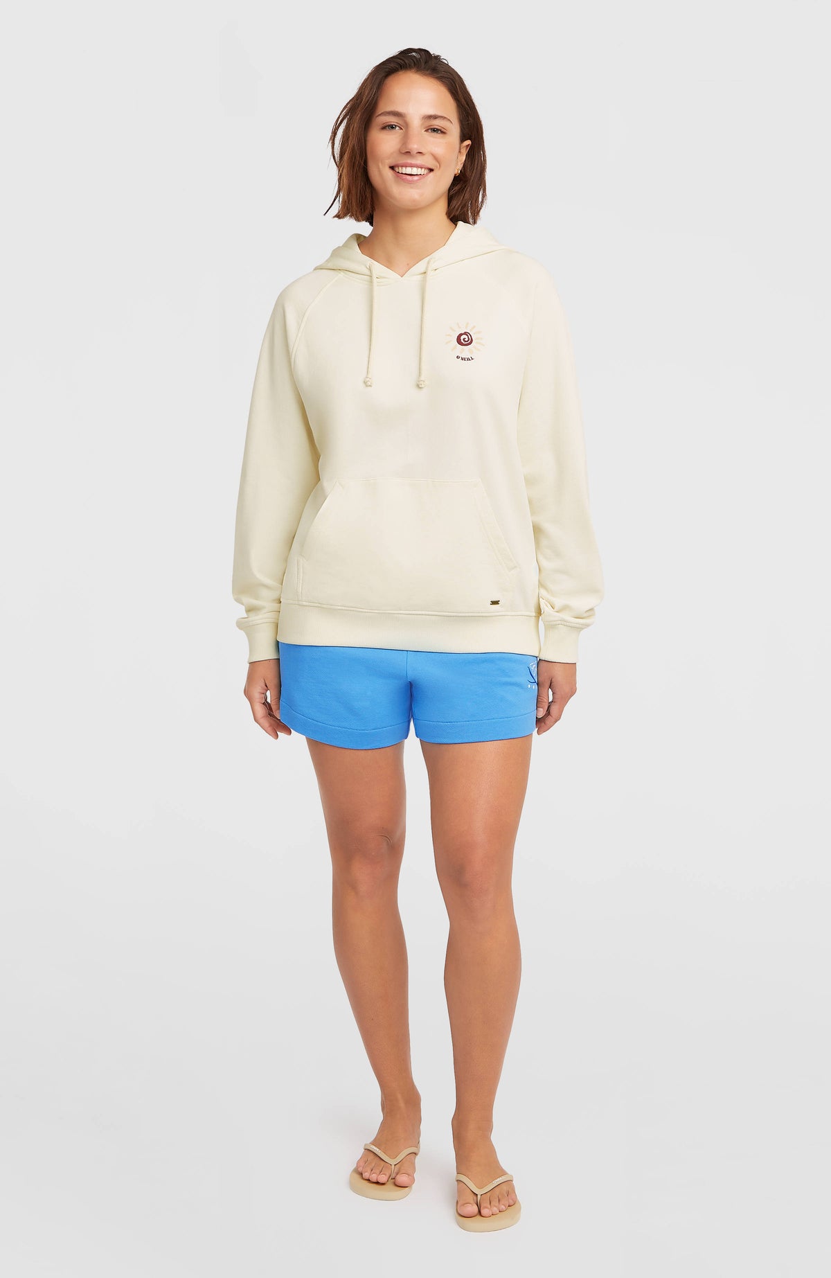 Women of the Wave Hoodie für Damen, beige, Ganzkörperansicht am Model mit Kängurutasche und Kordelzug