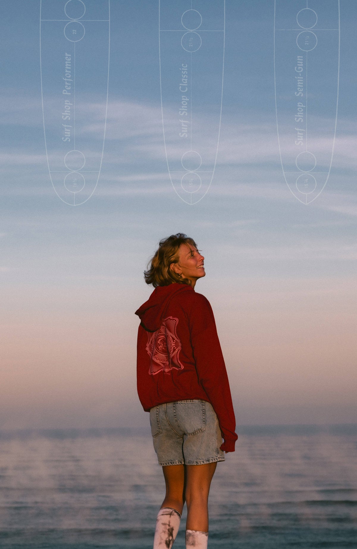 O'Riginals Hoodie für Damen, rot, Rückansicht am Meer im Abendlicht mit großem Grafik-Print auf der Rückseite