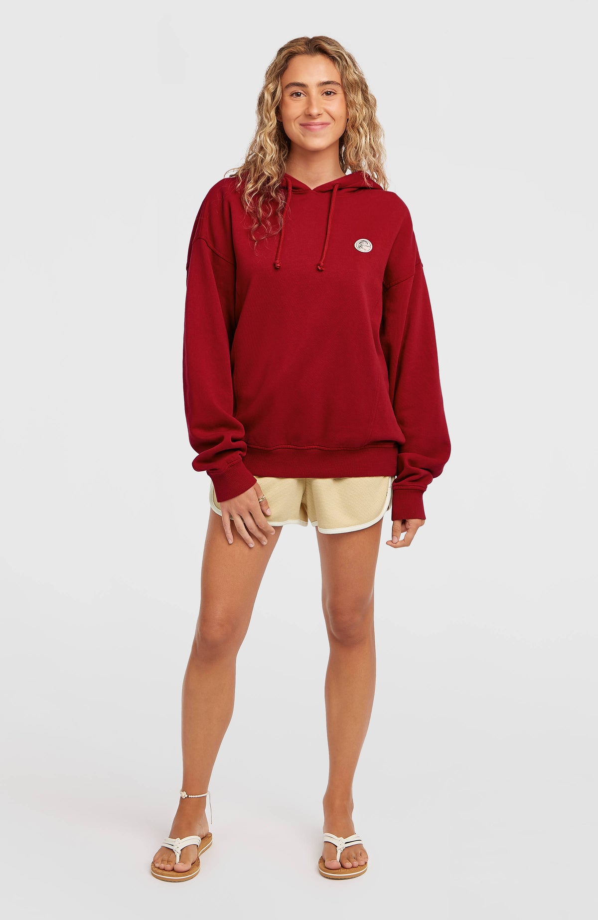 O'Riginals Hoodie für Damen, rot, Ganzkörperansicht von vorne getragen am Model mit Rippstrickbündchen am Saum