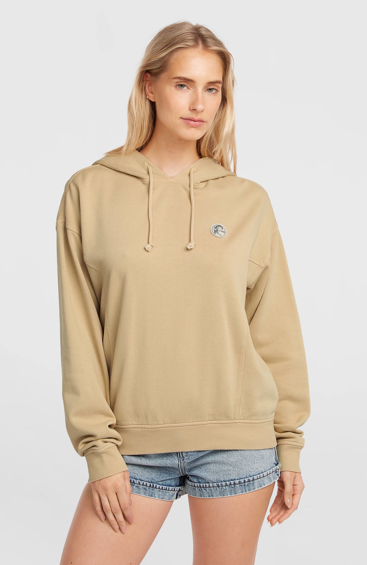 O'Neill O'Riginals Hoodie für Damen, beige, Vorderansicht am Model mit Kordelzug an der Kapuze