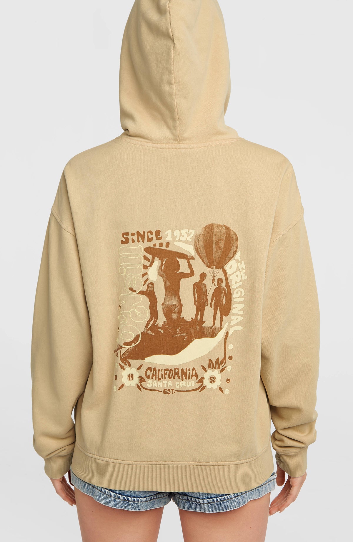 O'Riginals Hoodie für Damen, beige mit Grafik-Print in Braun, Rückansicht am Model mit aufgesetzter Kapuze