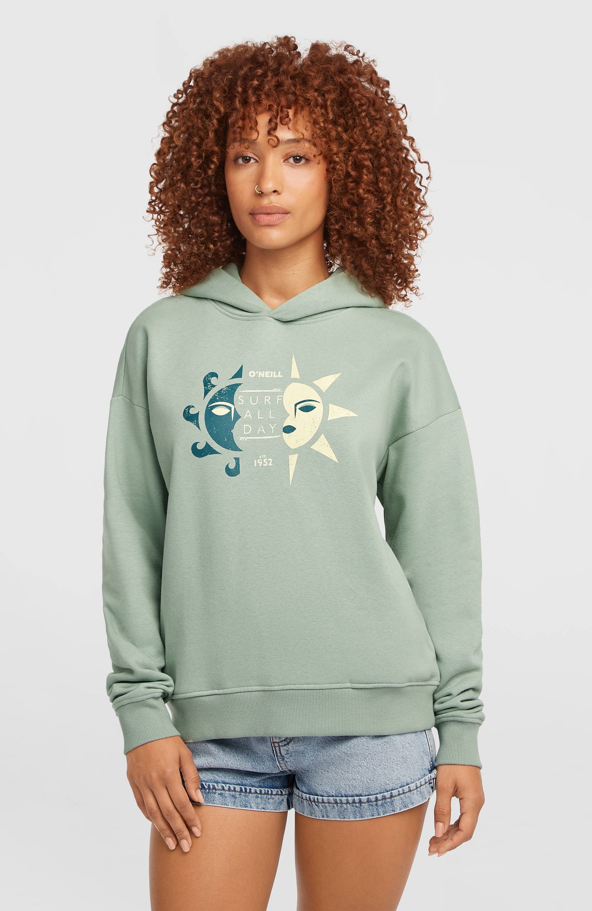 O'Neill Summer Must-Have Hoodie für Damen, grün mit Grafik-Print in Blau und Gelb, Vorderansicht am Model