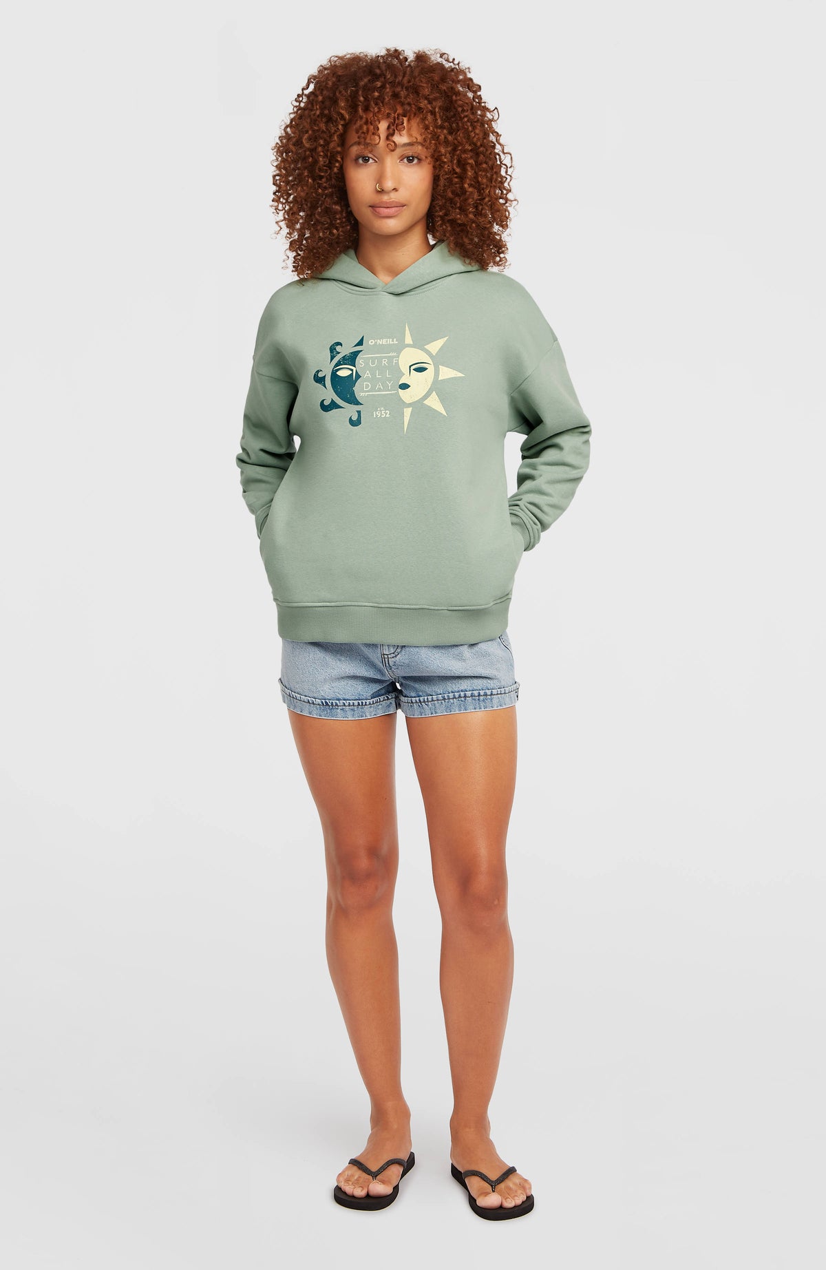 Summer Must-Have Hoodie für Damen, grün mit Grafik-Print in Blau und Gelb, Ganzkörperansicht am Model