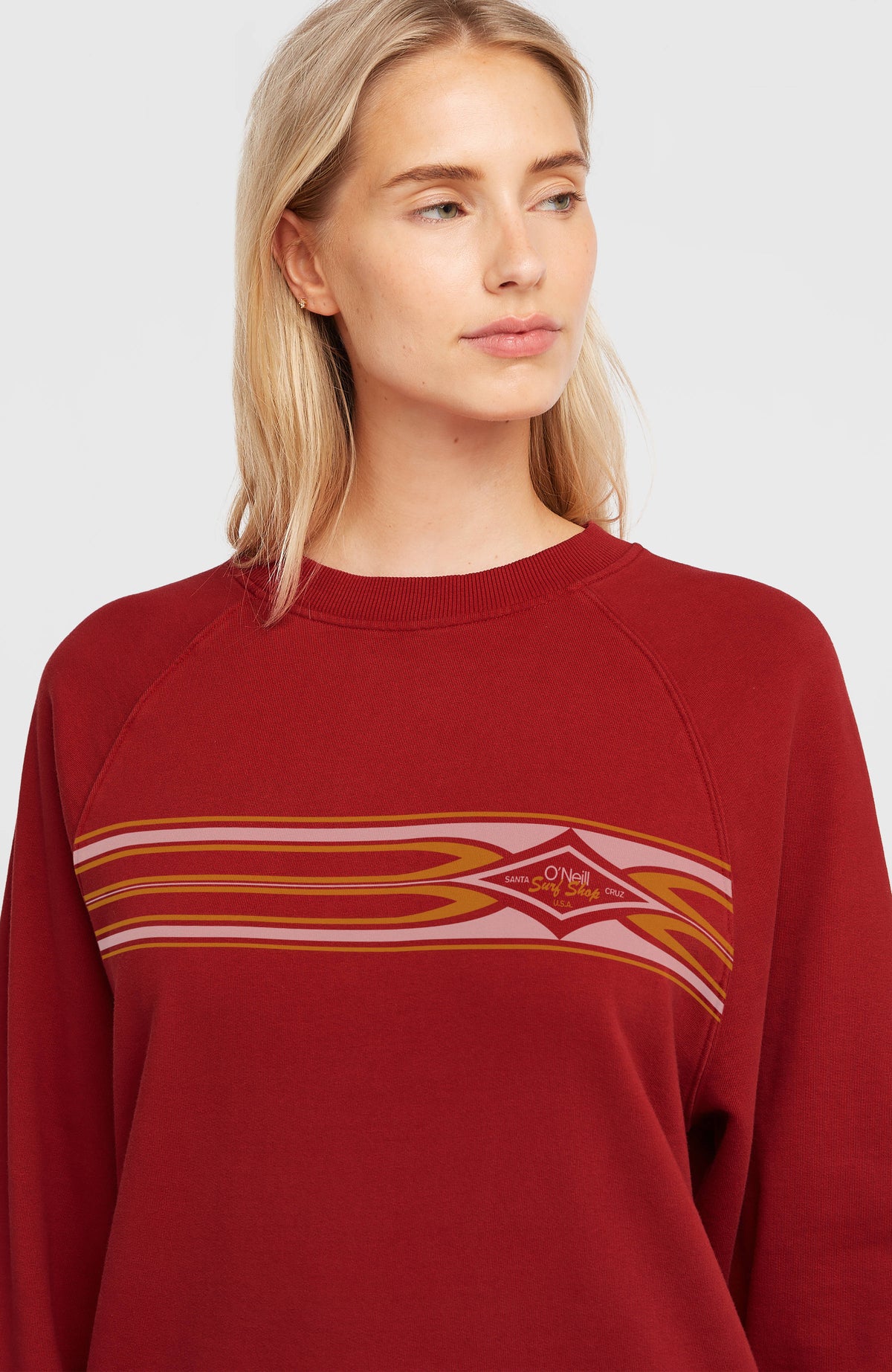 O'Riginals Crewneck Sweatshirt für Damen, rot, Nahaufnahme des Rundhalsausschnitts mit Grafik-Print am Model