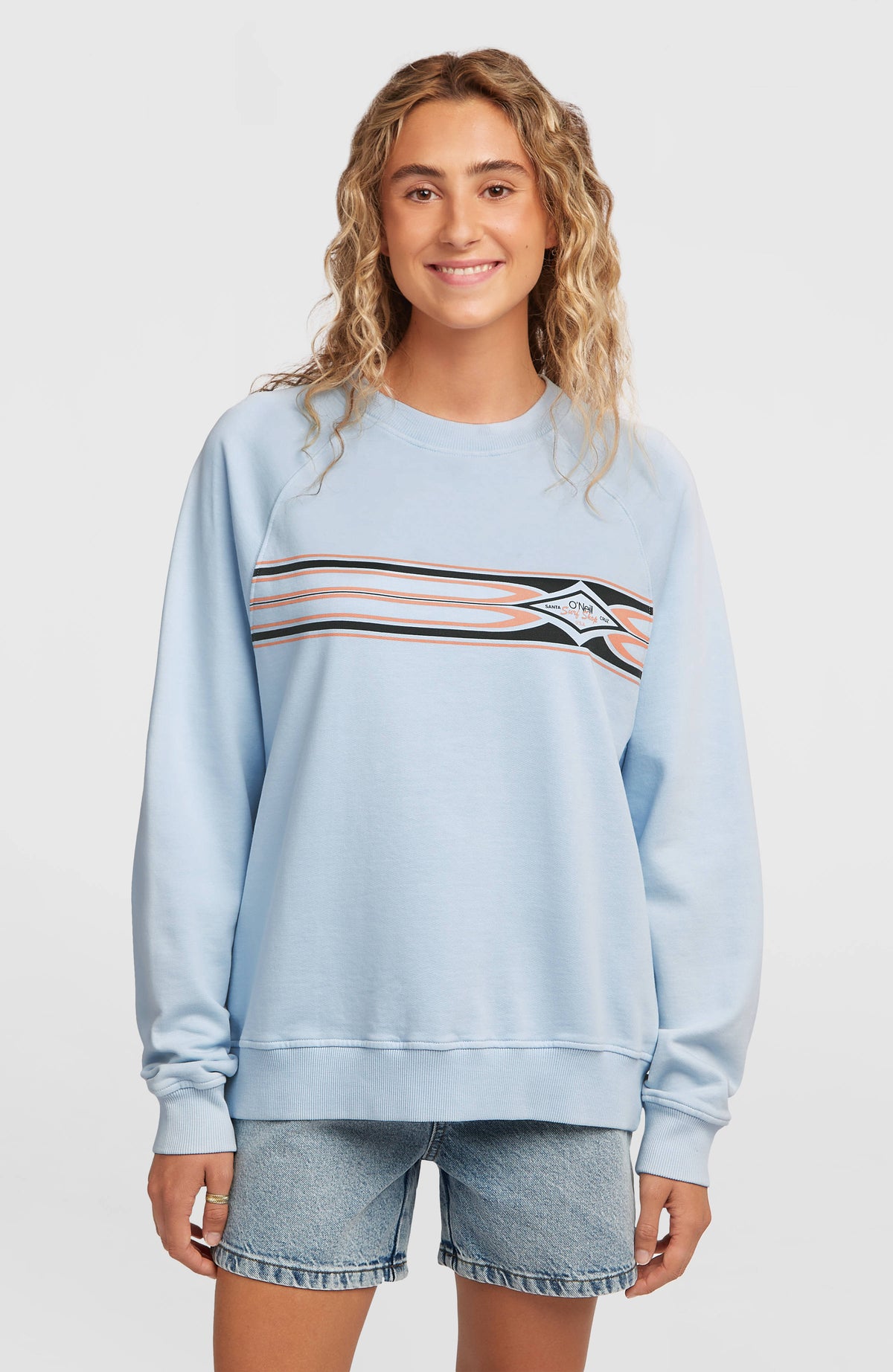 O'Neill O'Riginals Crewneck Sweatshirt für Damen, blau mit Logo-Print in Schwarz und Orange, Vorderansicht am Model