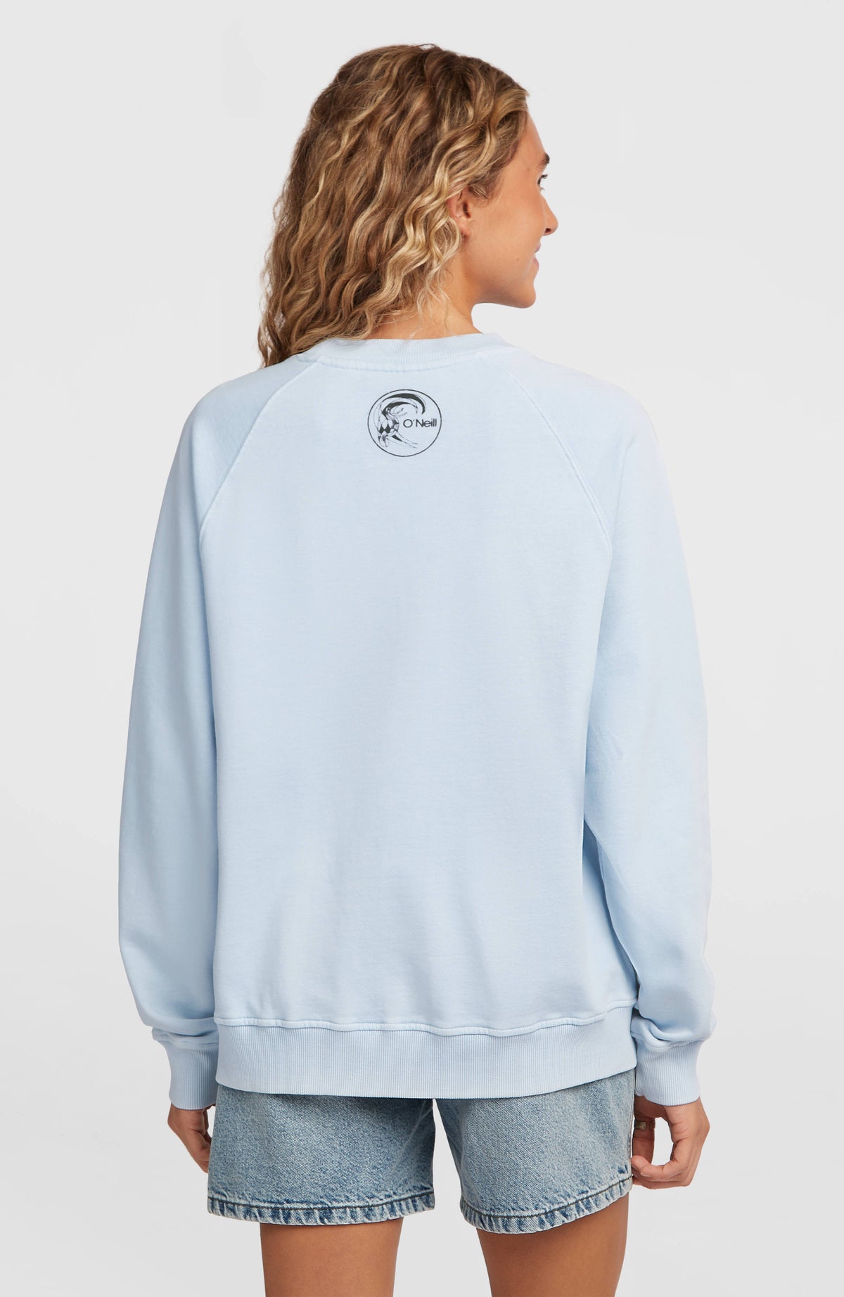 O'Riginals Crewneck Sweatshirt für Damen, blau, Rückansicht am Model mit Logo-Print unter dem Kragen