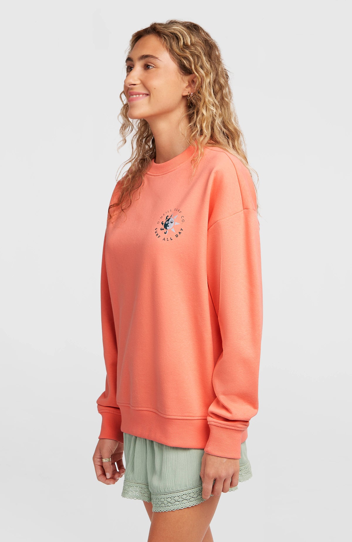 Summer Must-Have Crewneck Sweatshirt für Damen, orange, seitliche Ansicht am Model mit Rippbündchen
