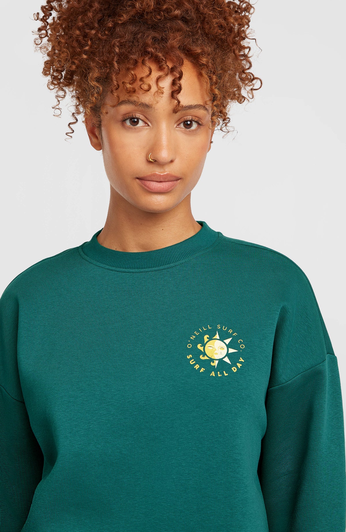 Summer Must-Have Crewneck Sweatshirt für Damen, grün, Nahaufnahme von Rundhalsausschnitt und Logo-Print