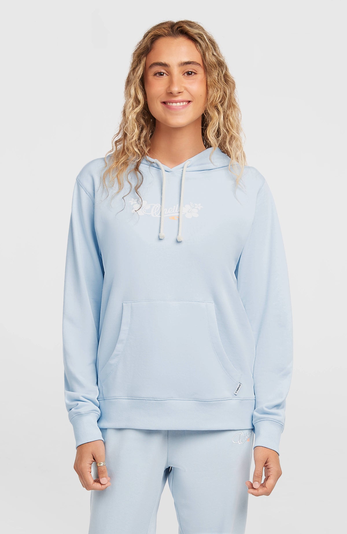 O'Neill Essentials Script Hoodie für Damen, blau mit Logo-Print in Weiß, Vorderansicht am Model mit Kängurutasche