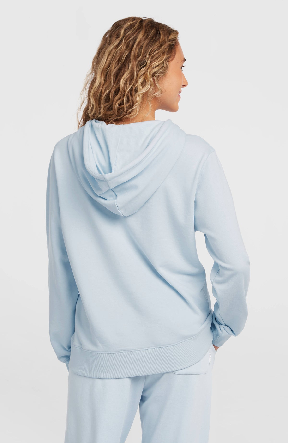 Essentials Script Hoodie für Damen, blau, Rückansicht am Model mit Kapuze und elastischem Rippsaum