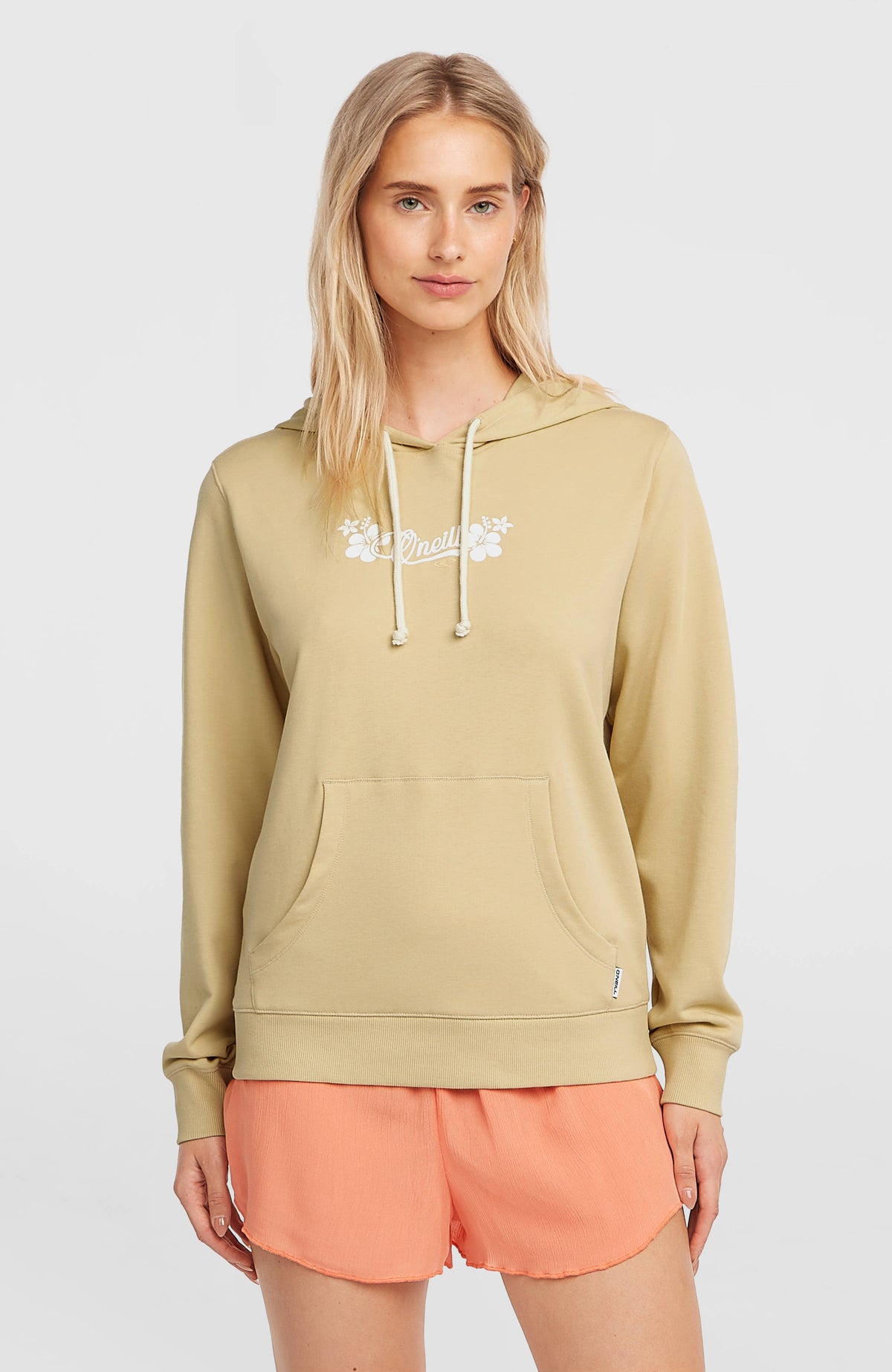 O'Neill Essentials Script Hoodie für Damen, beige mit Logo-Print in Weiß, Vorderansicht am Model